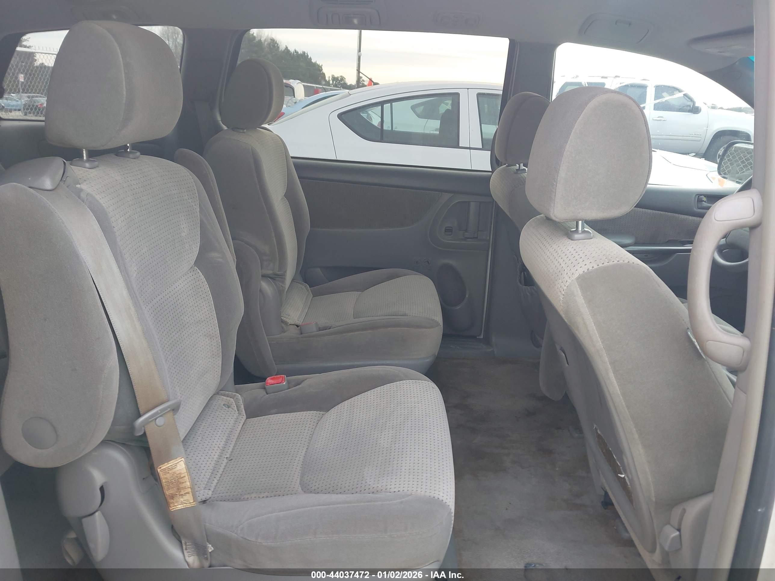 TOYOTA SIENNA image 8