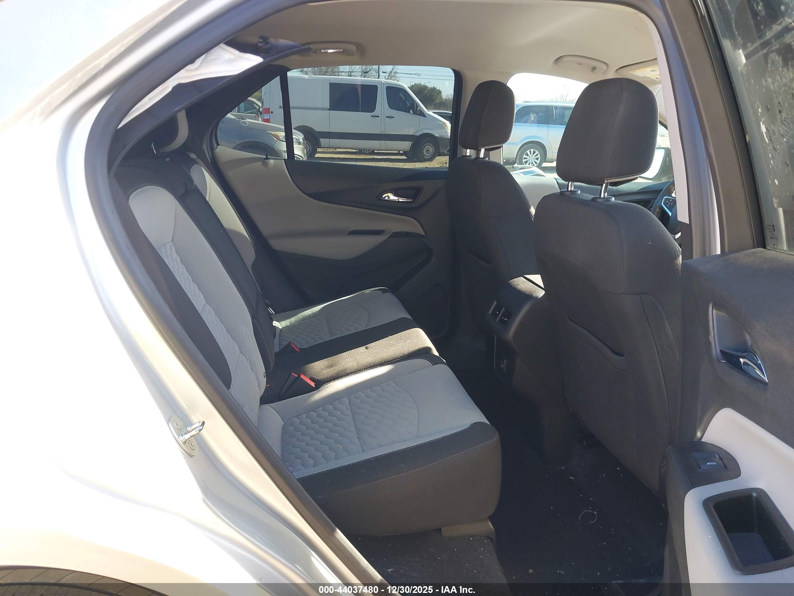 CHEVROLET EQUINOX image 8