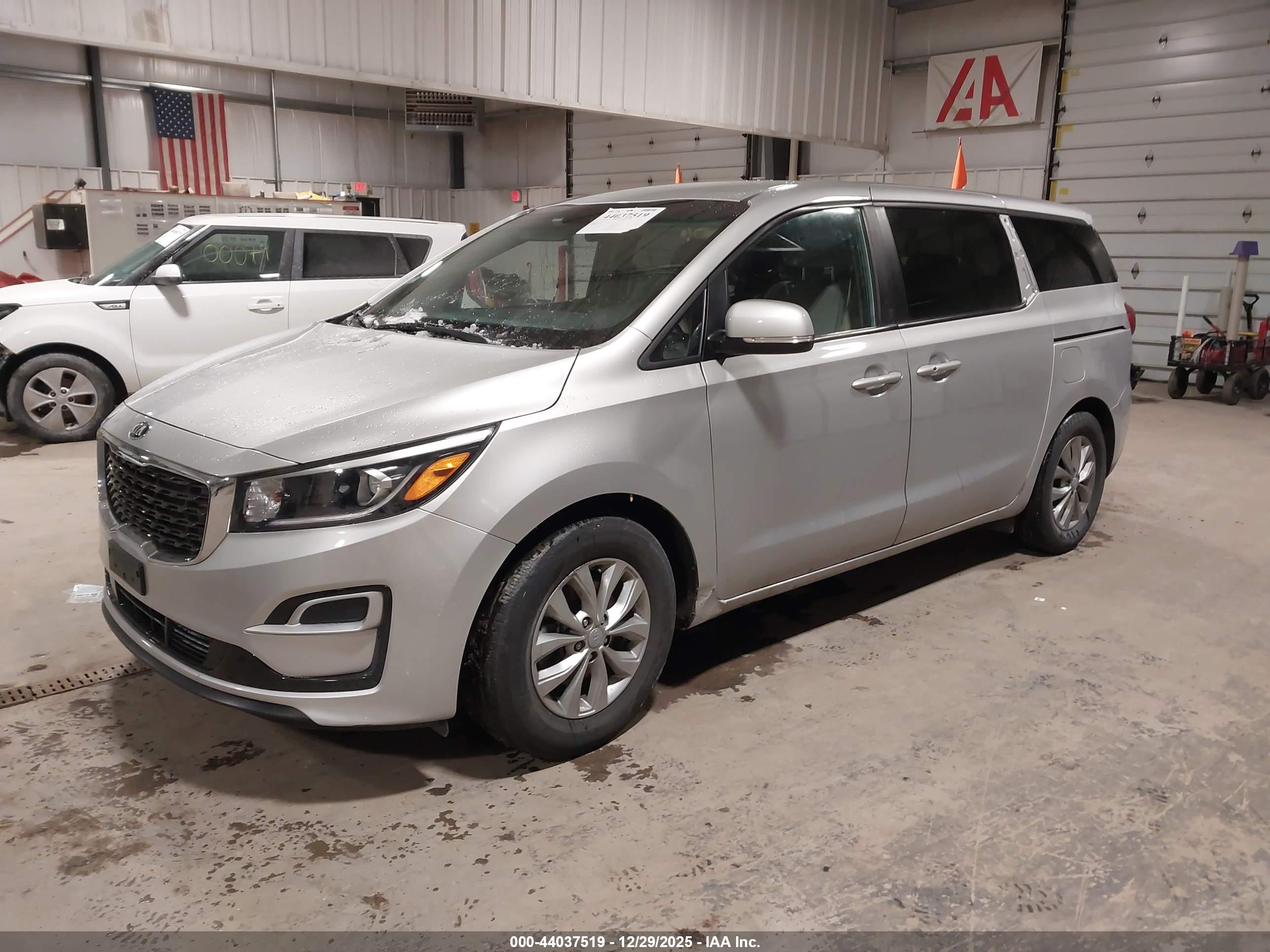 KIA SEDONA image 2
