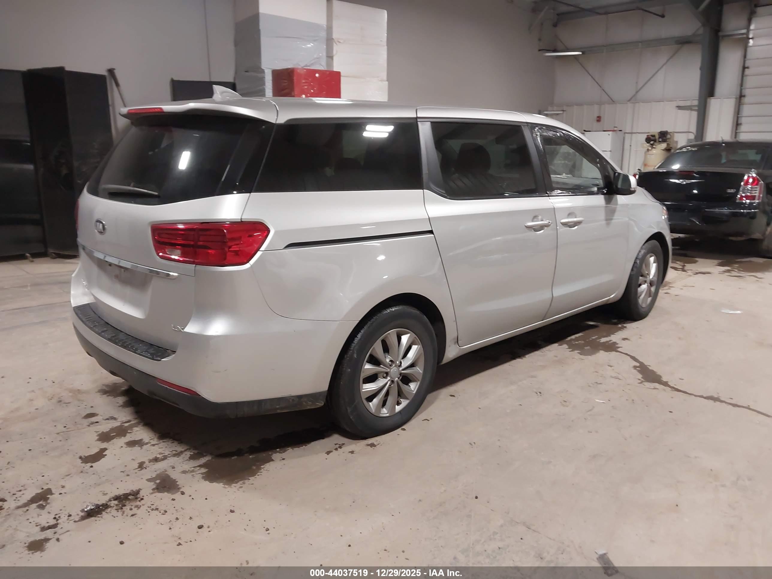 KIA SEDONA image 4