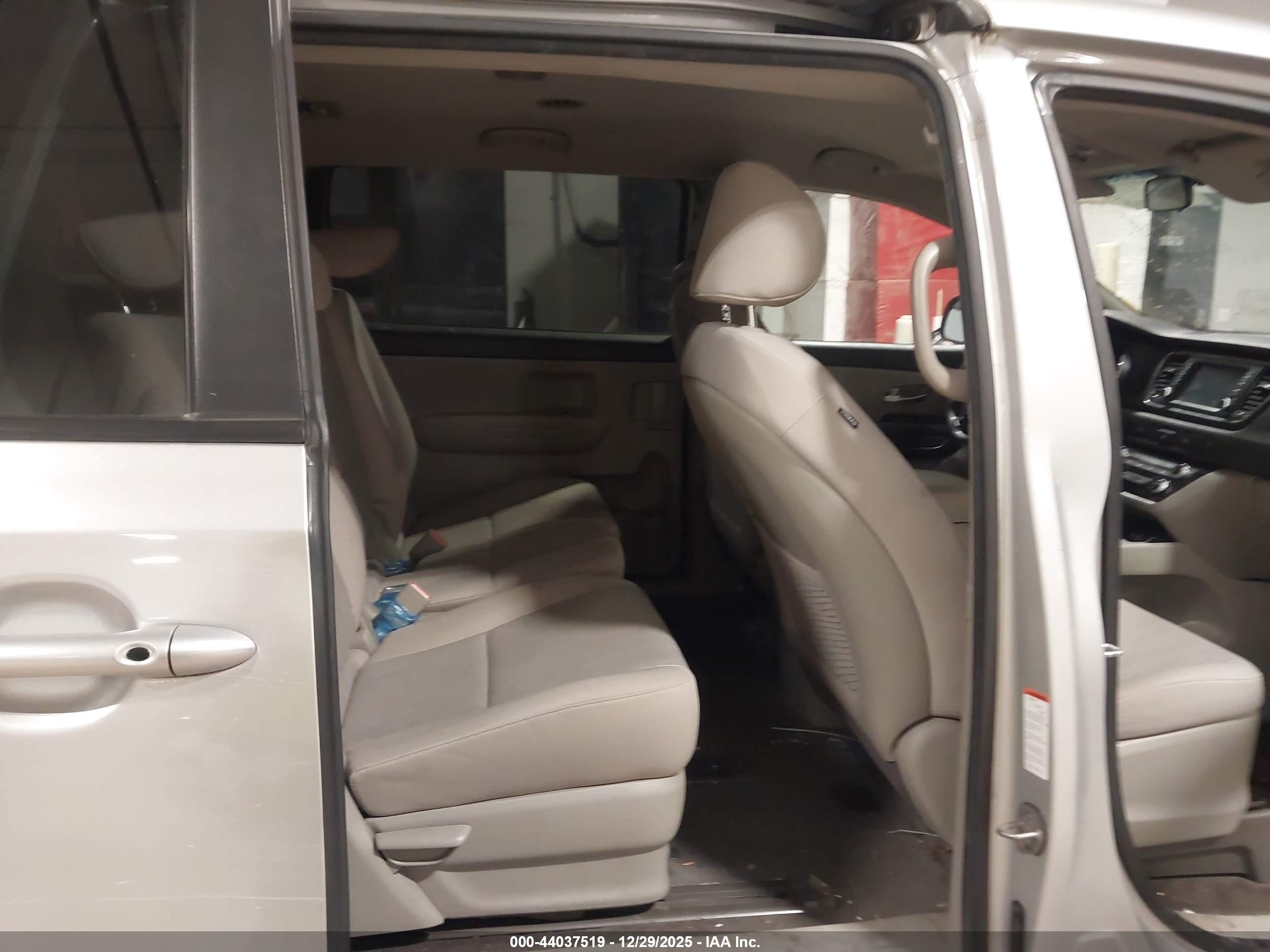 KIA SEDONA image 8