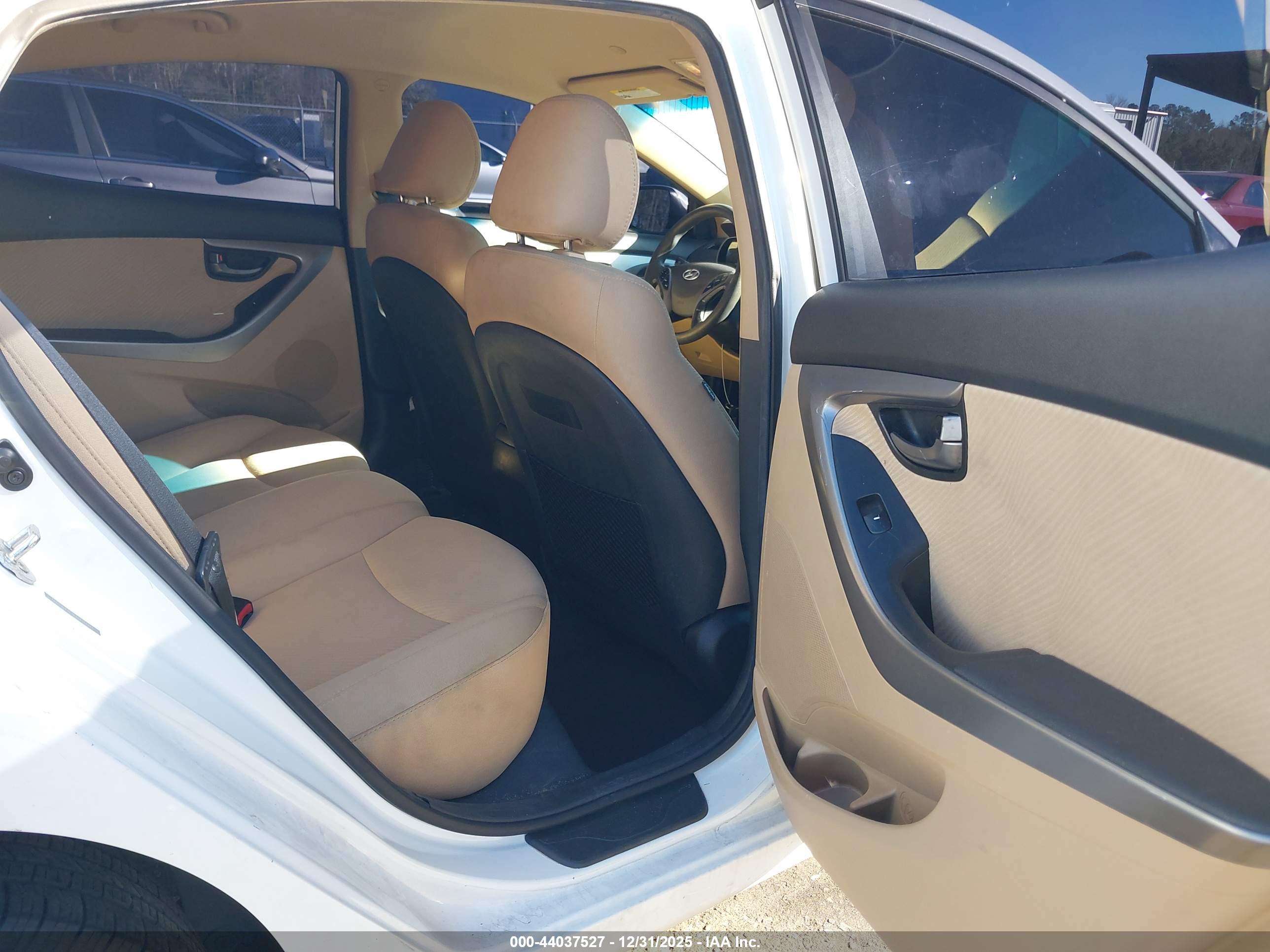 HYUNDAI ELANTRA image 8