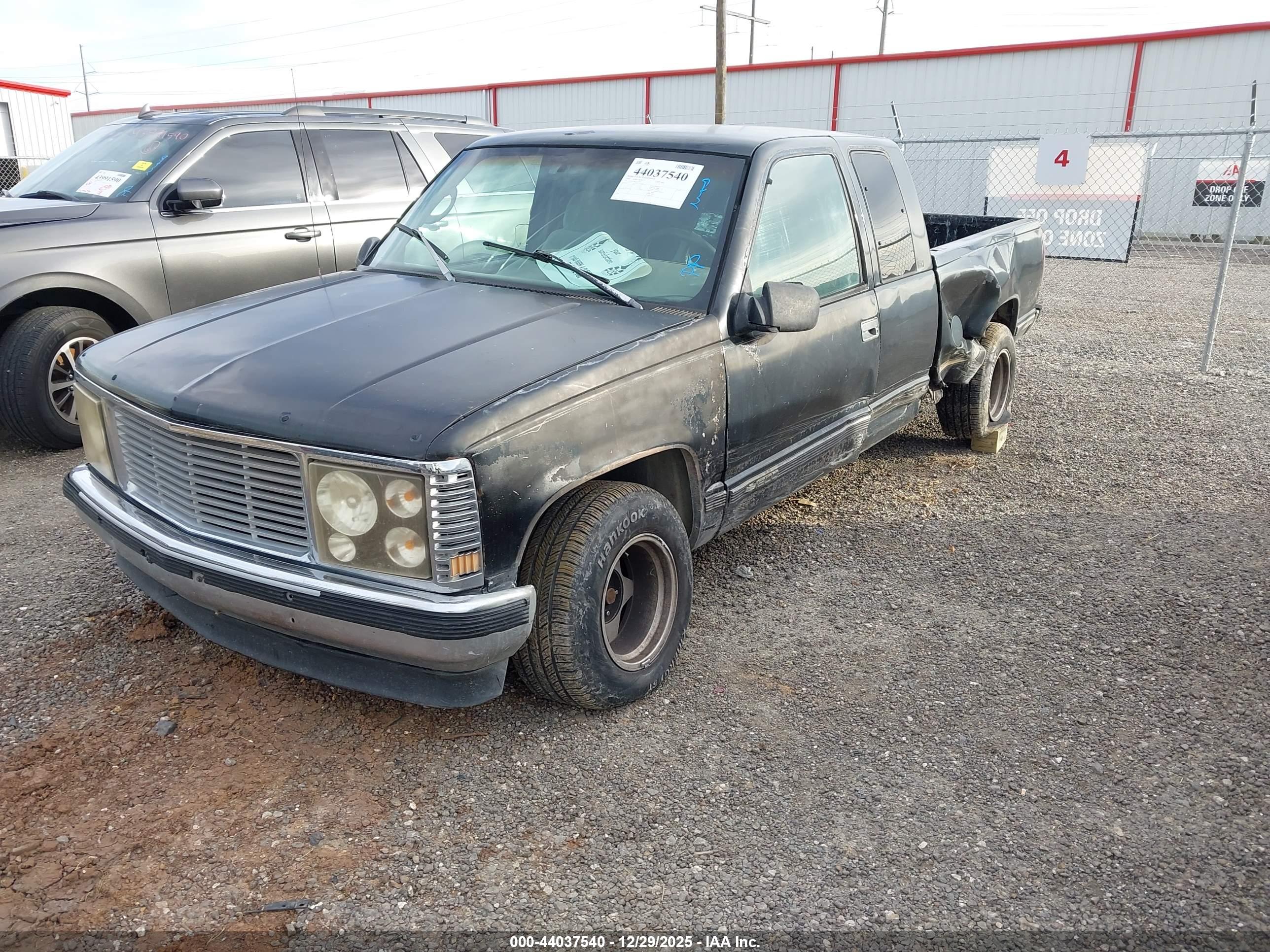 CHEVROLET GMT-400 image 2