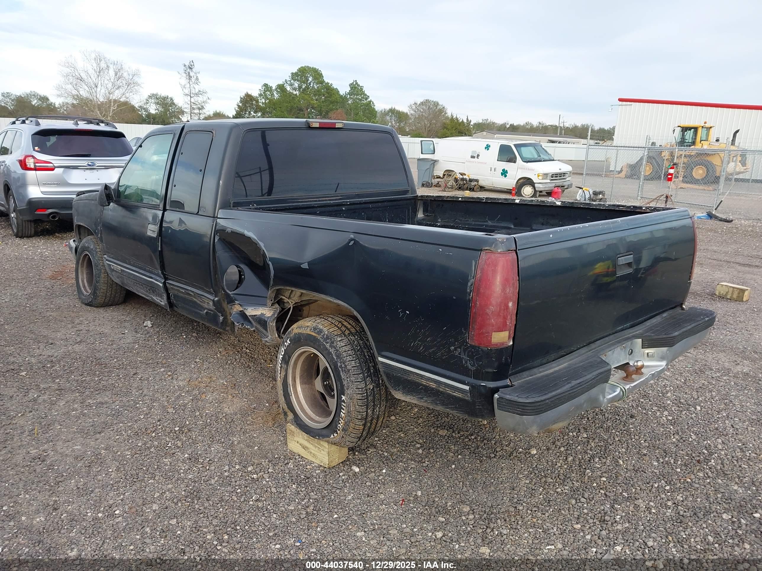 CHEVROLET GMT-400 image 3