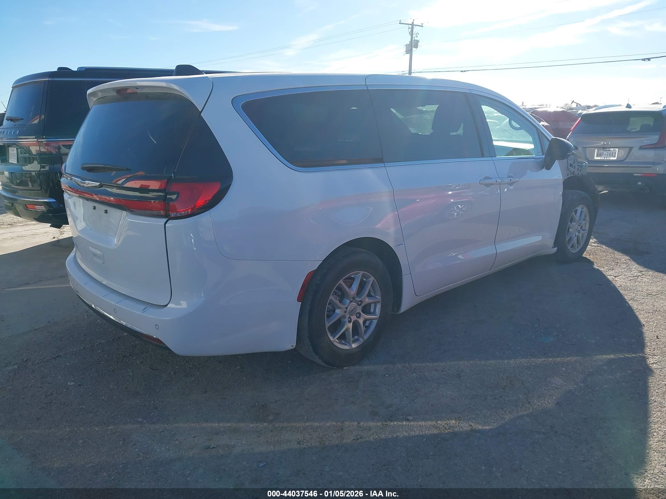 CHRYSLER PACIFICA image 4