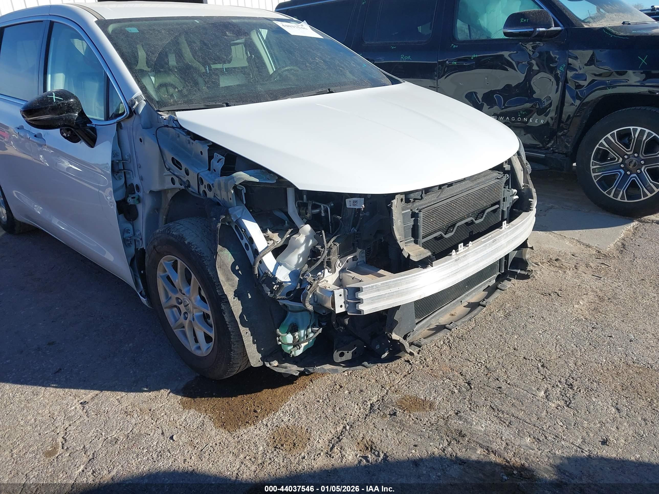 CHRYSLER PACIFICA image 6