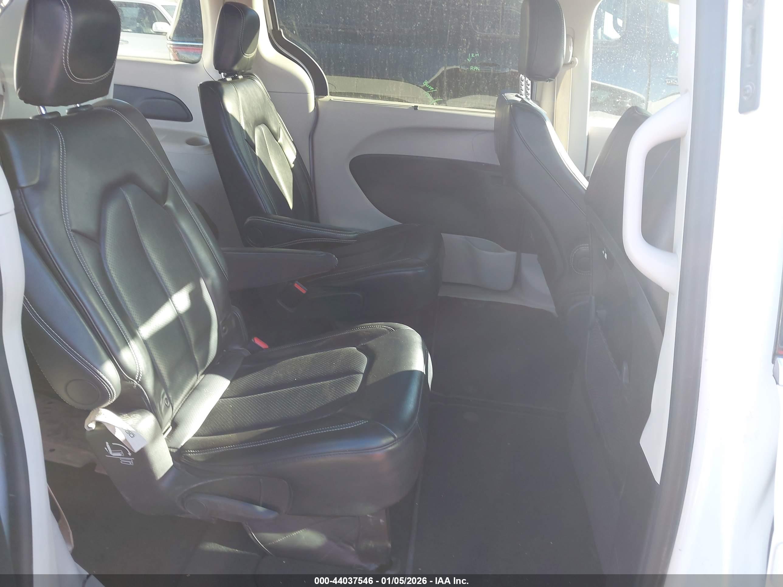 CHRYSLER PACIFICA image 8