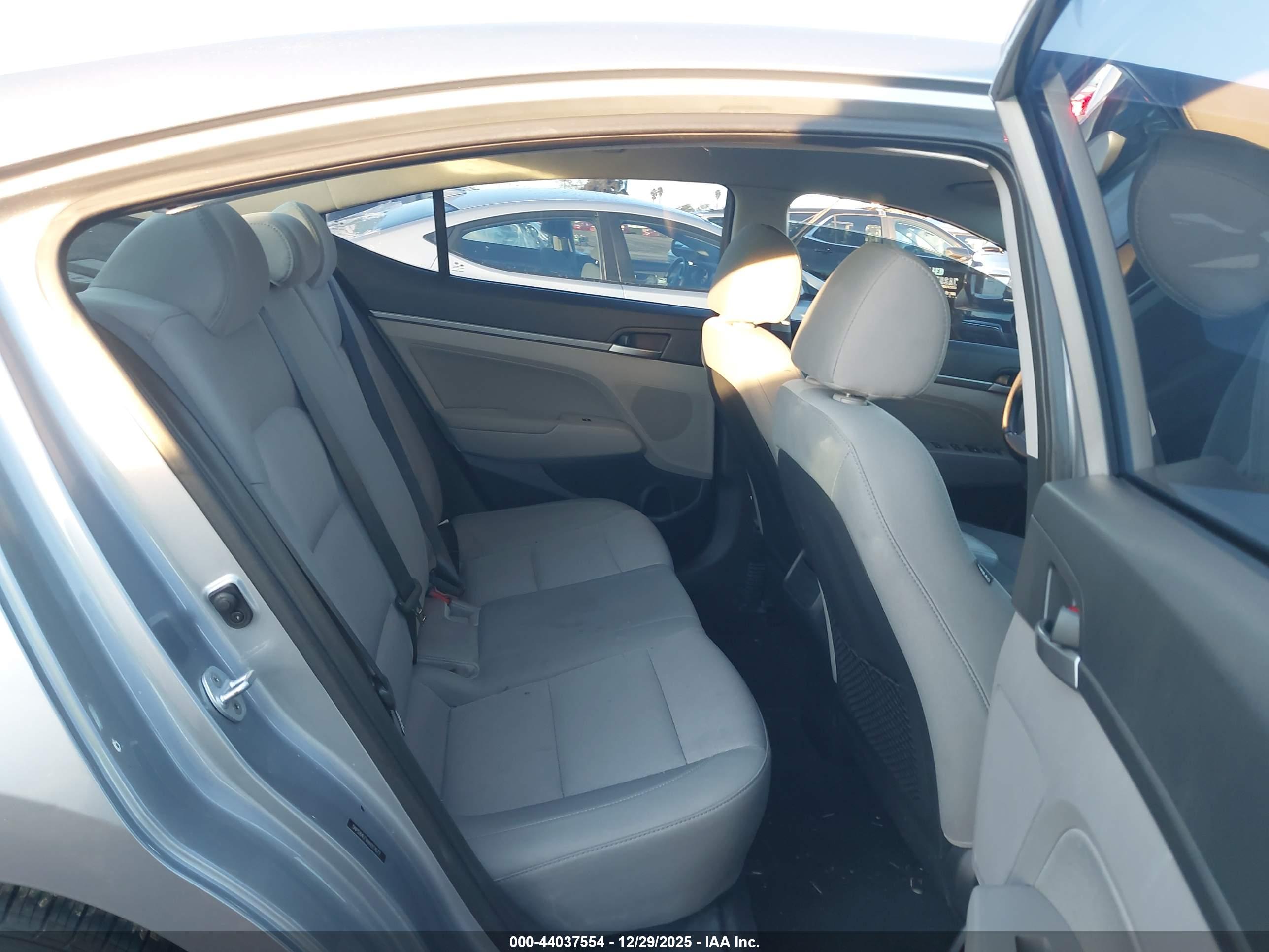 HYUNDAI ELANTRA image 8