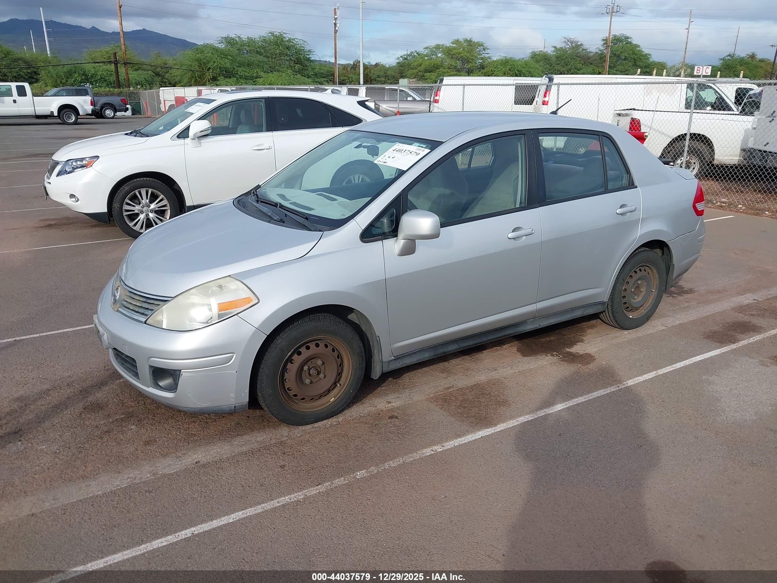NISSAN VERSA image 2