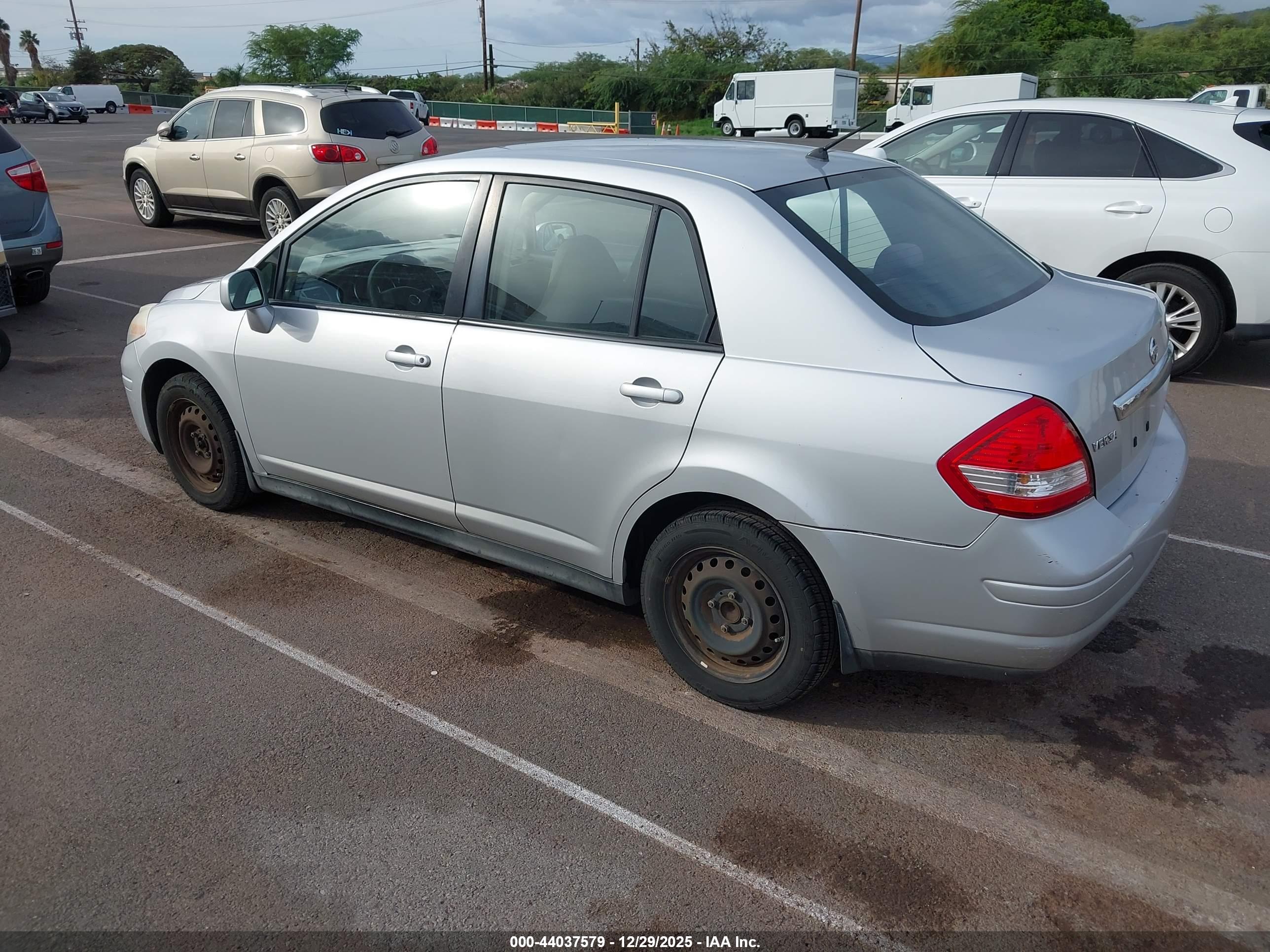 NISSAN VERSA image 3