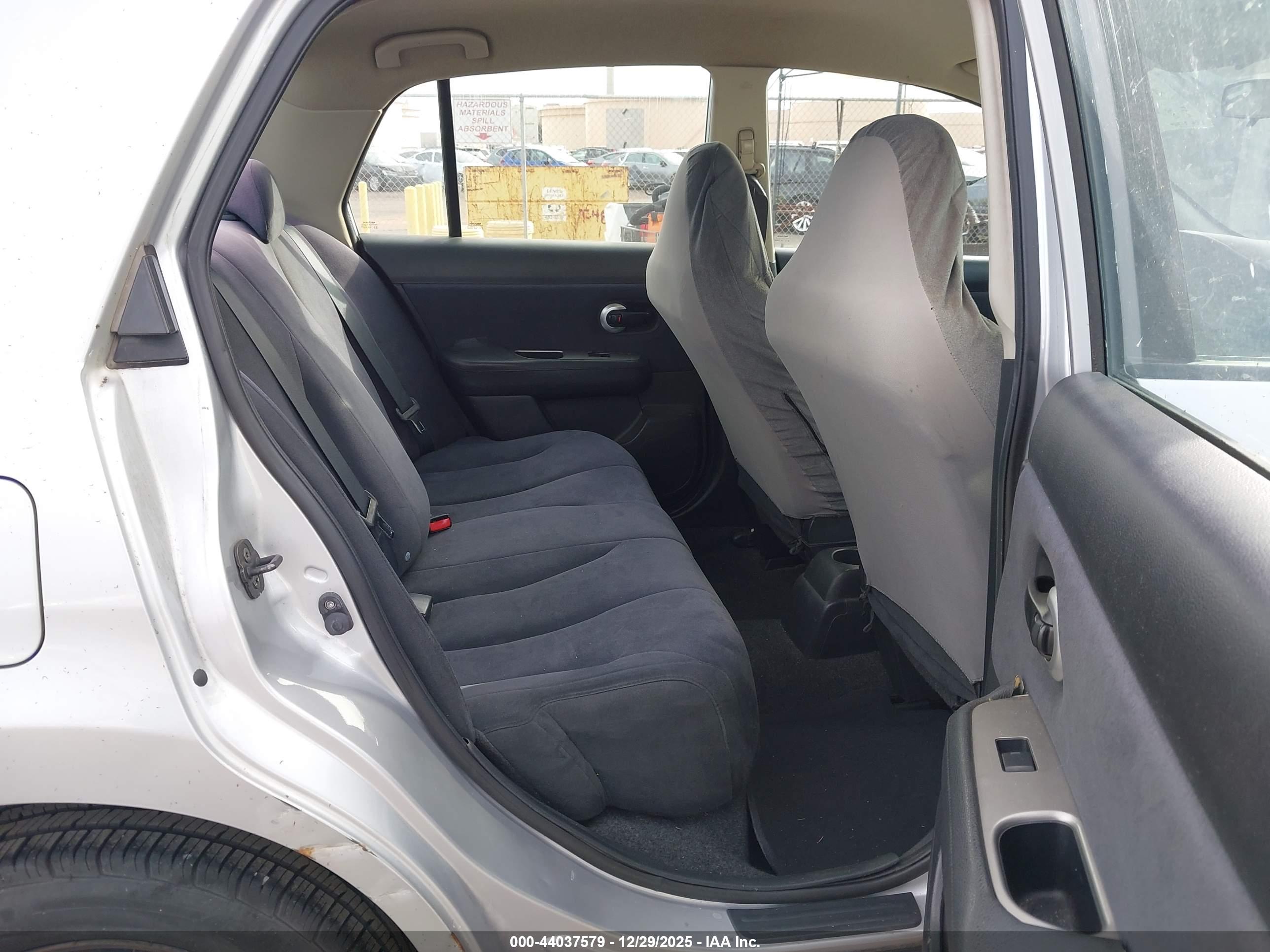 NISSAN VERSA image 8