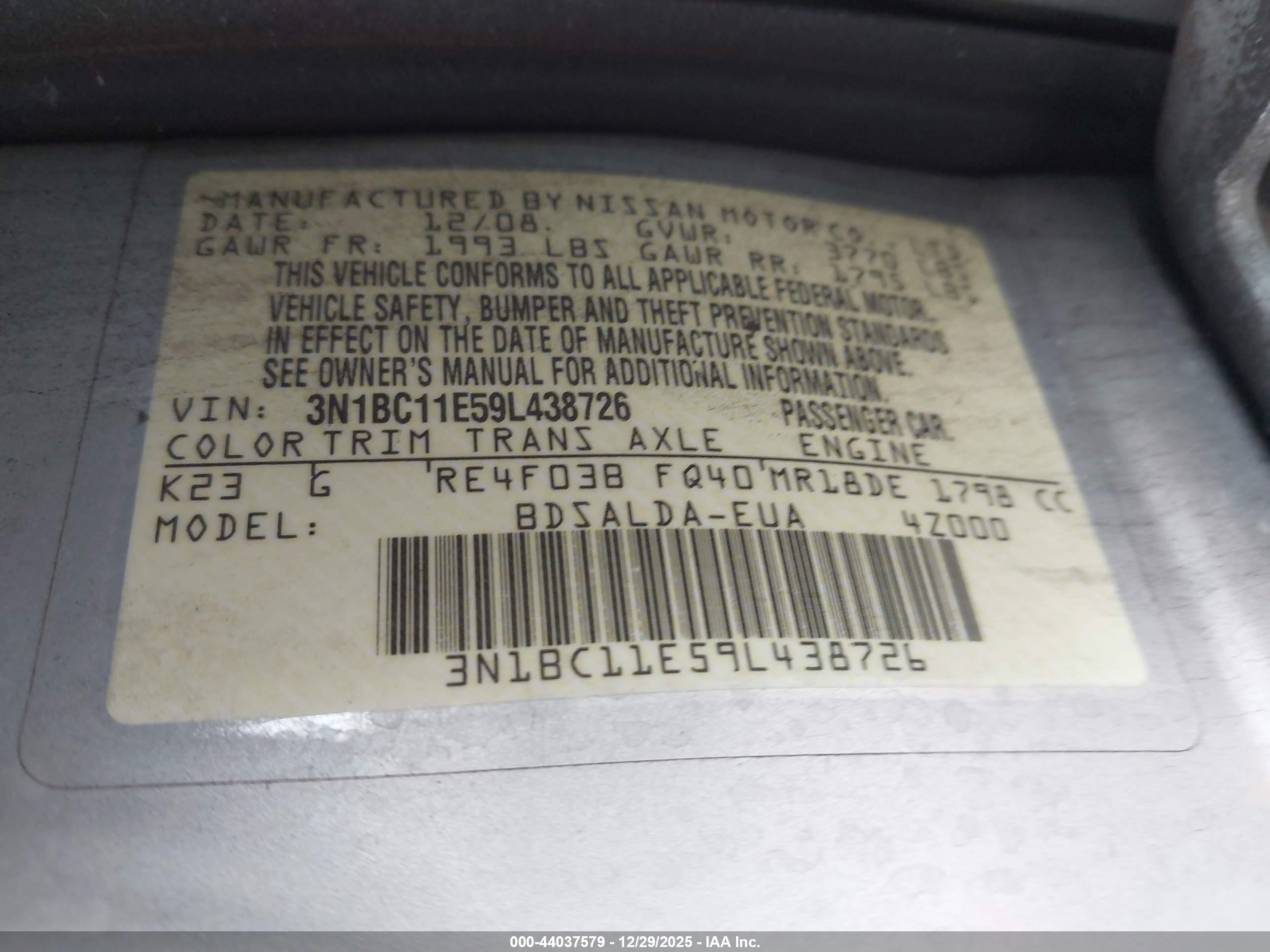 NISSAN VERSA image 9
