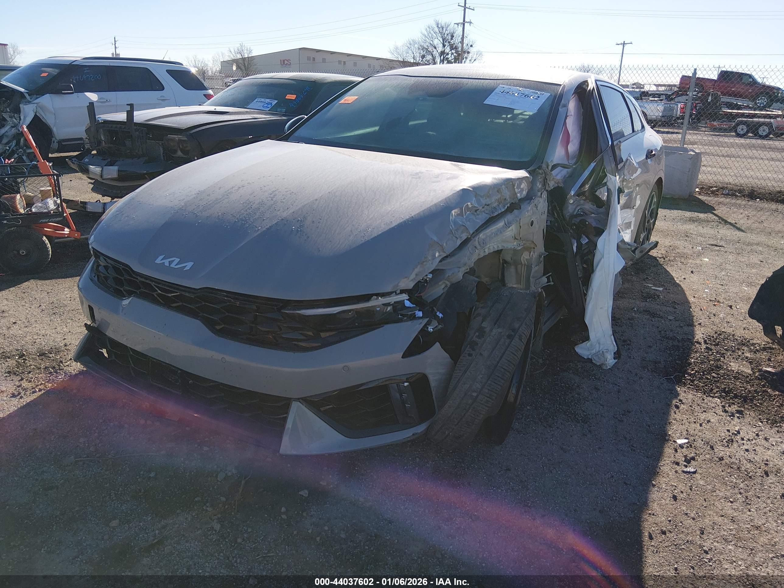 KIA K5 image 2