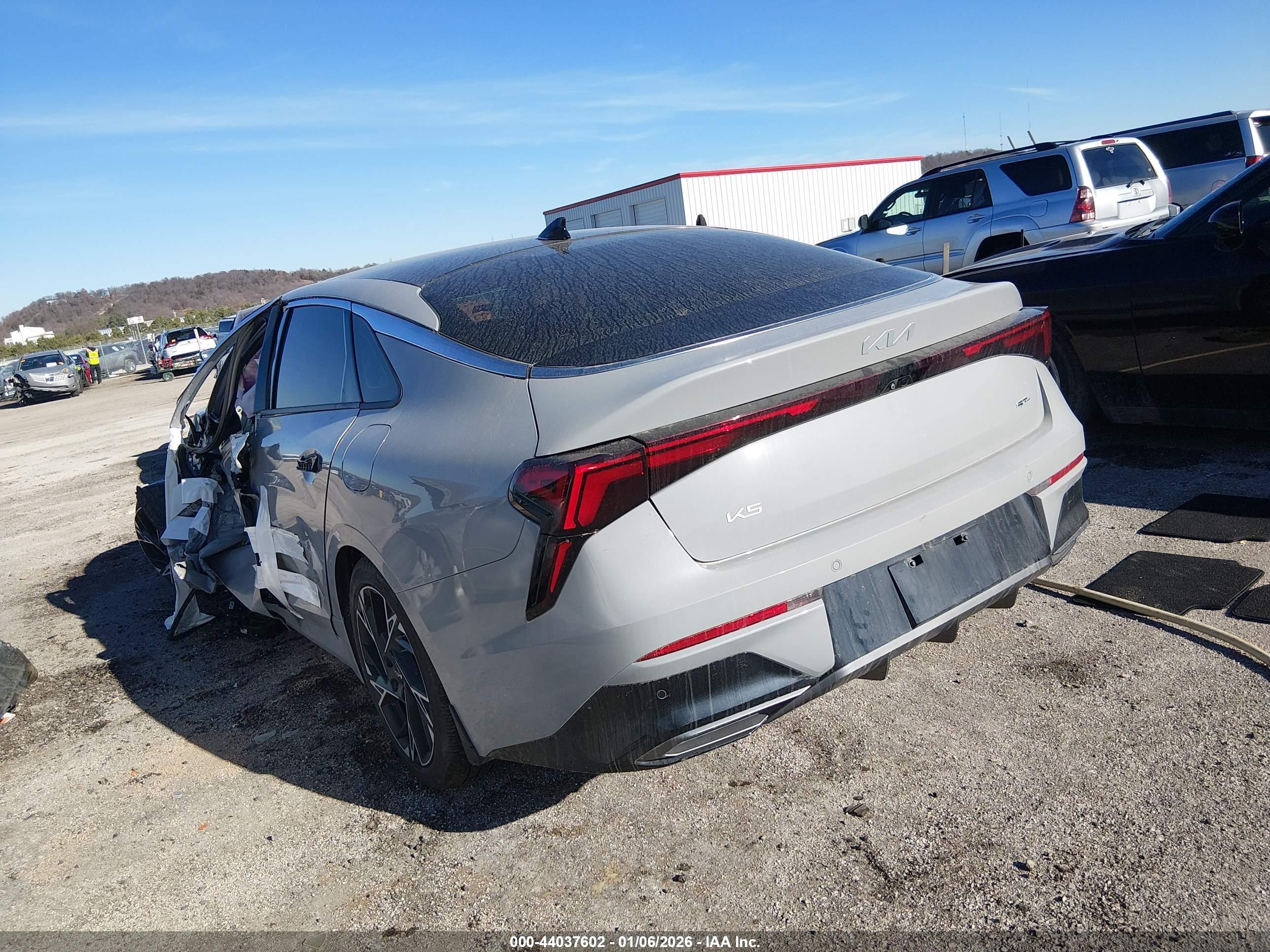 KIA K5 image 3