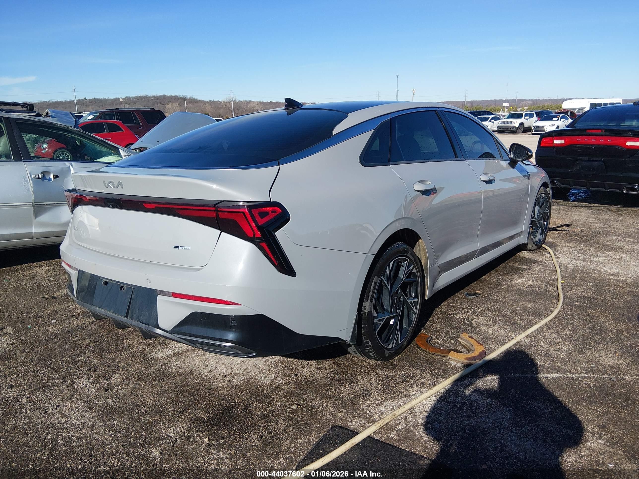 KIA K5 image 4