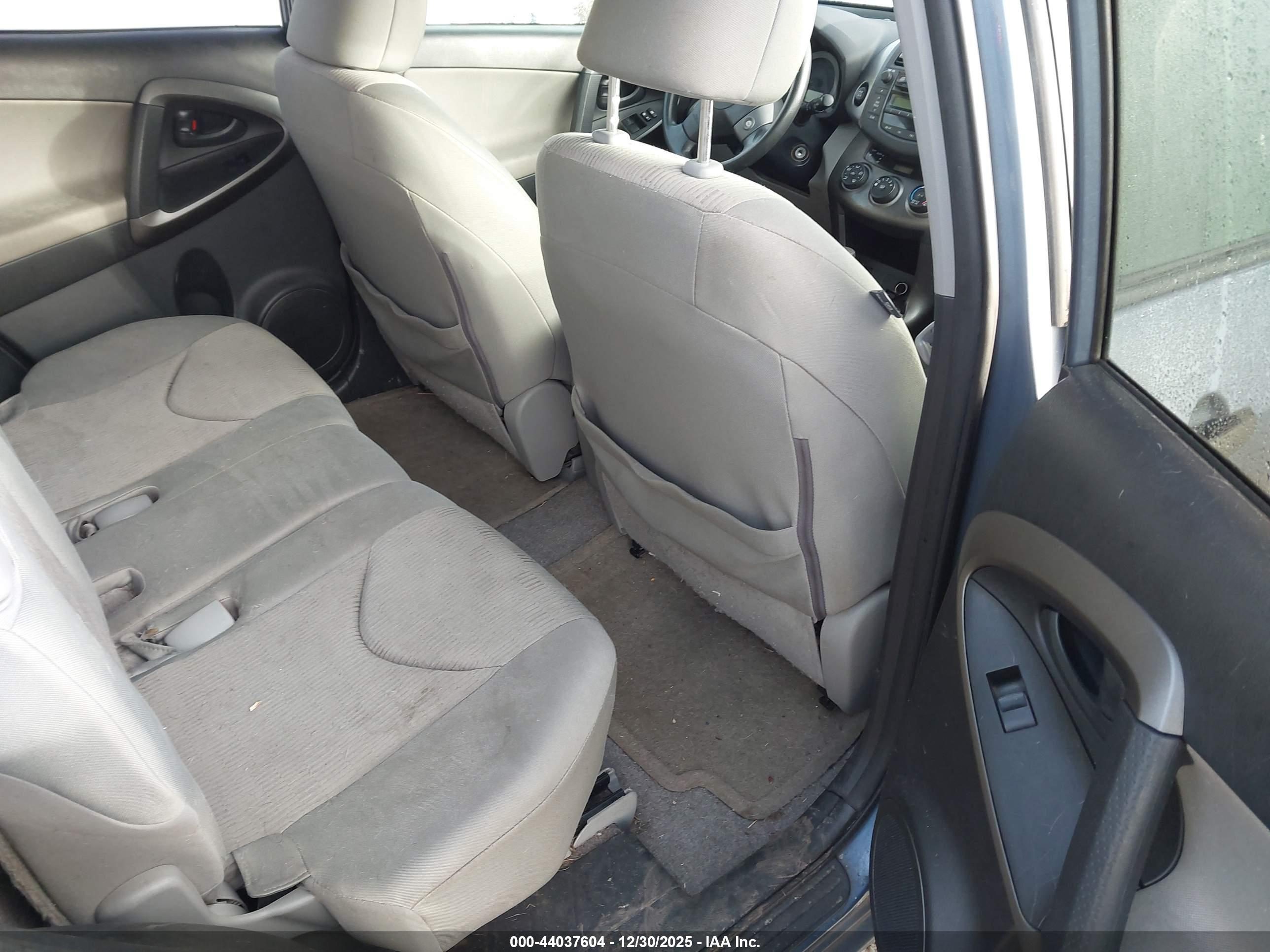 TOYOTA RAV4 image 8