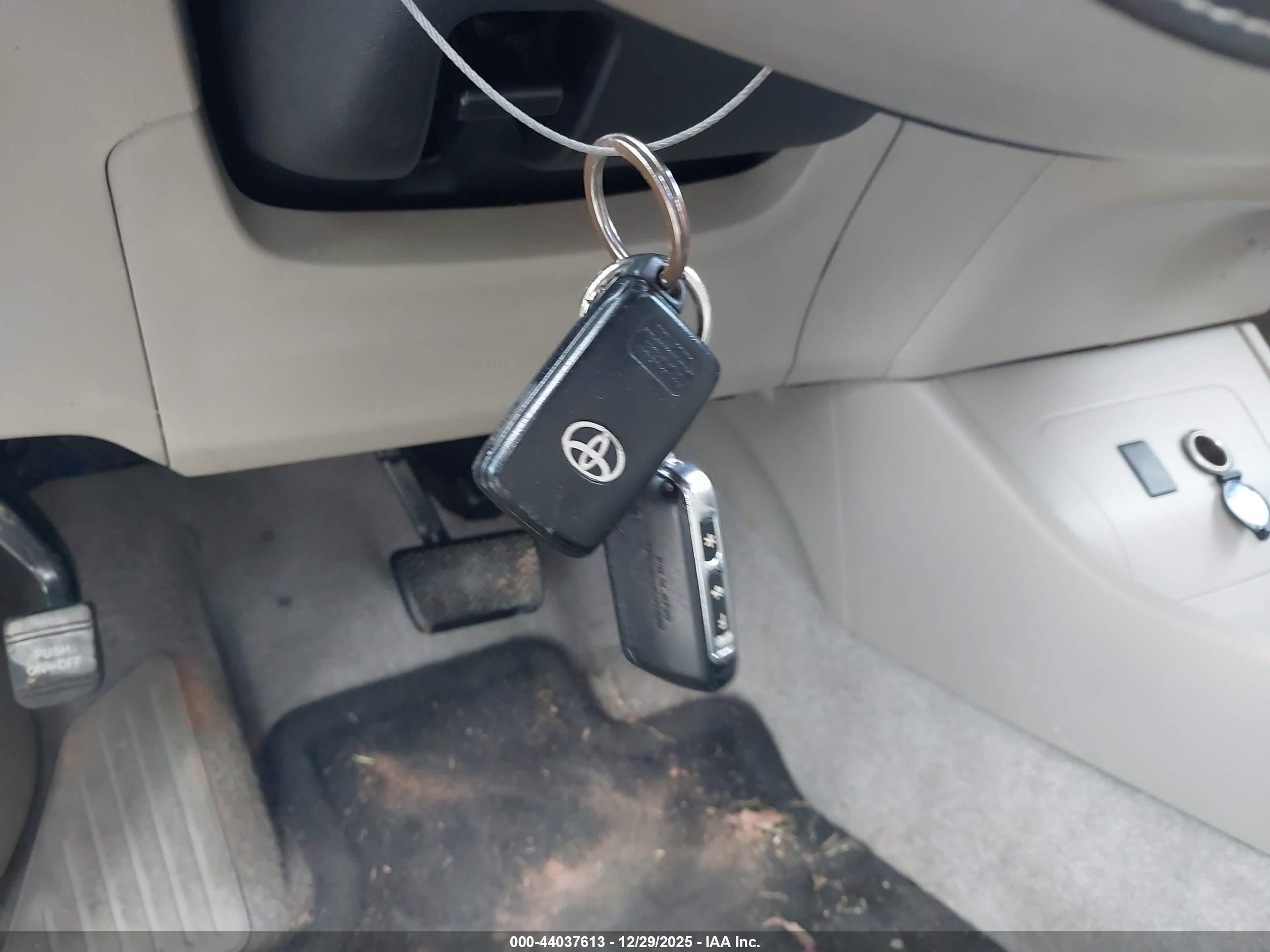 TOYOTA PRIUS image 11