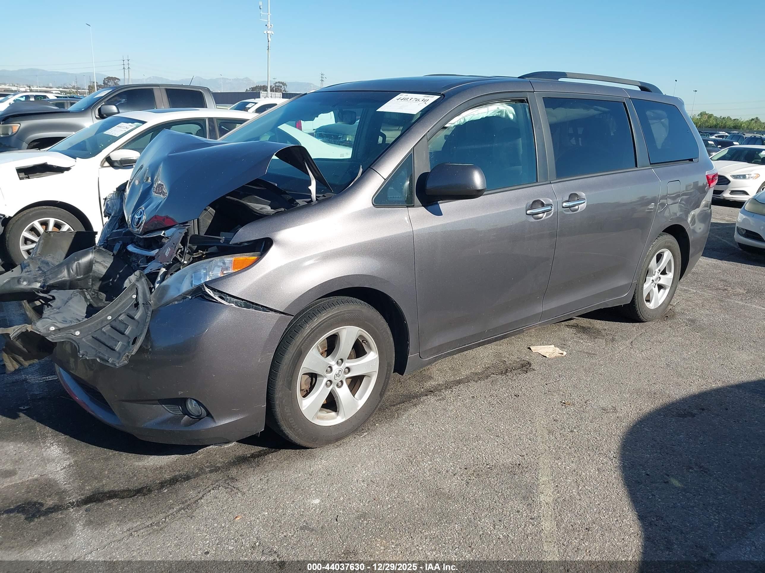 TOYOTA SIENNA image 2