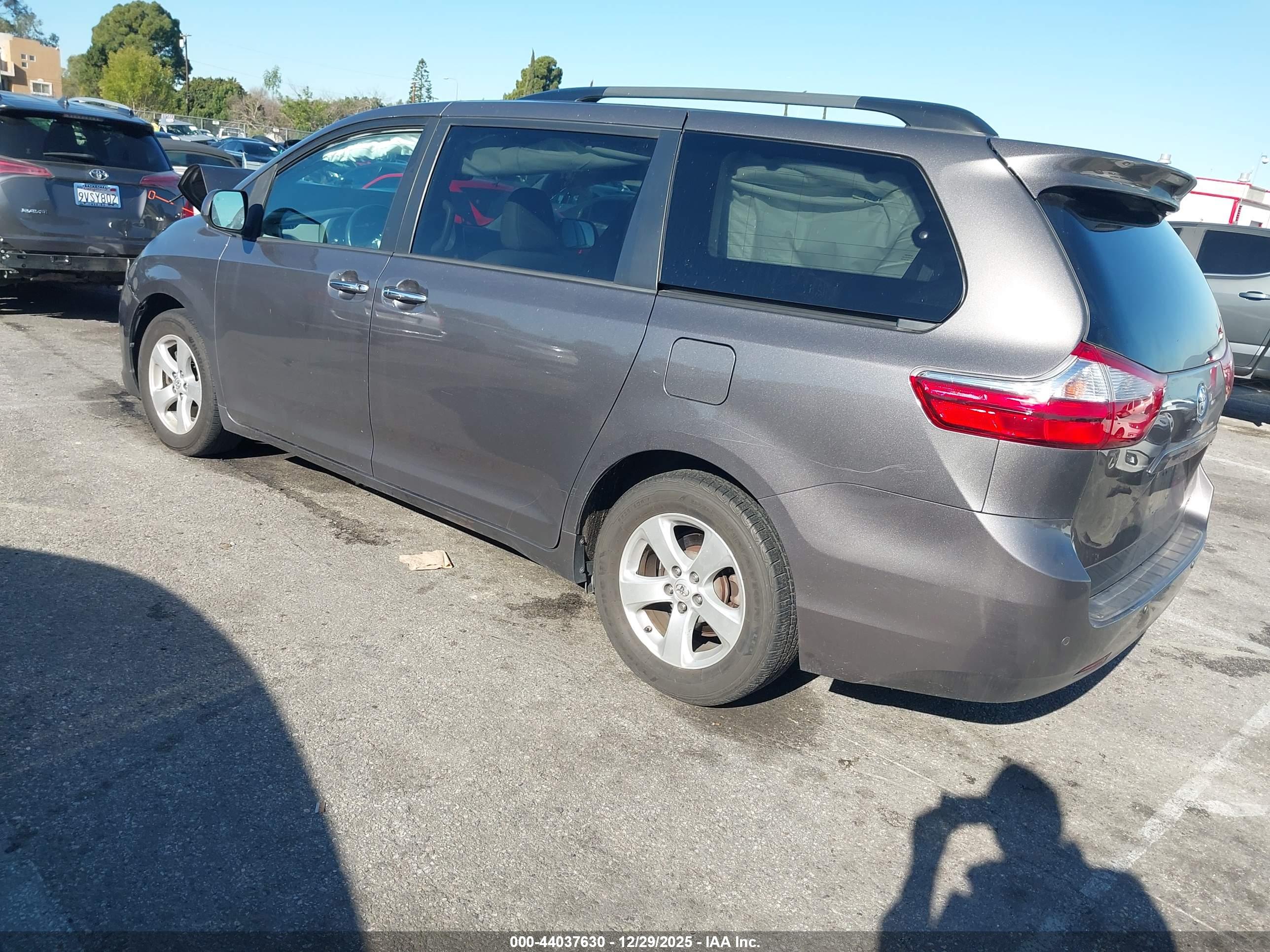 TOYOTA SIENNA image 3