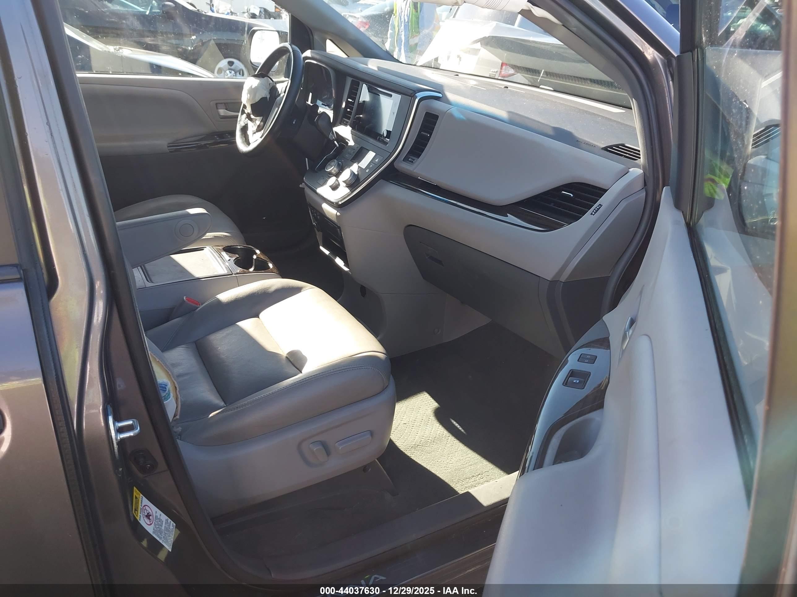 TOYOTA SIENNA image 5