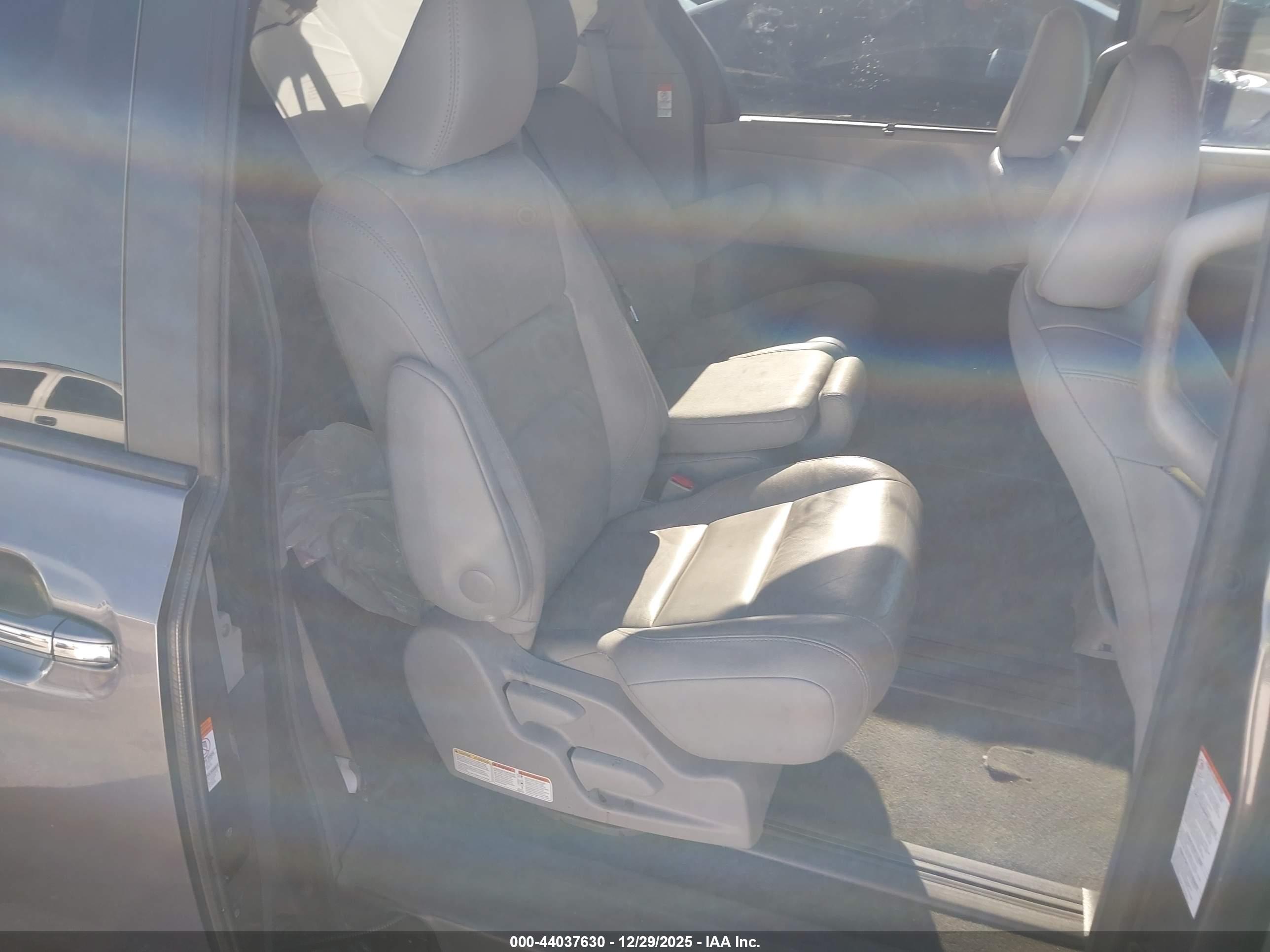 TOYOTA SIENNA image 8
