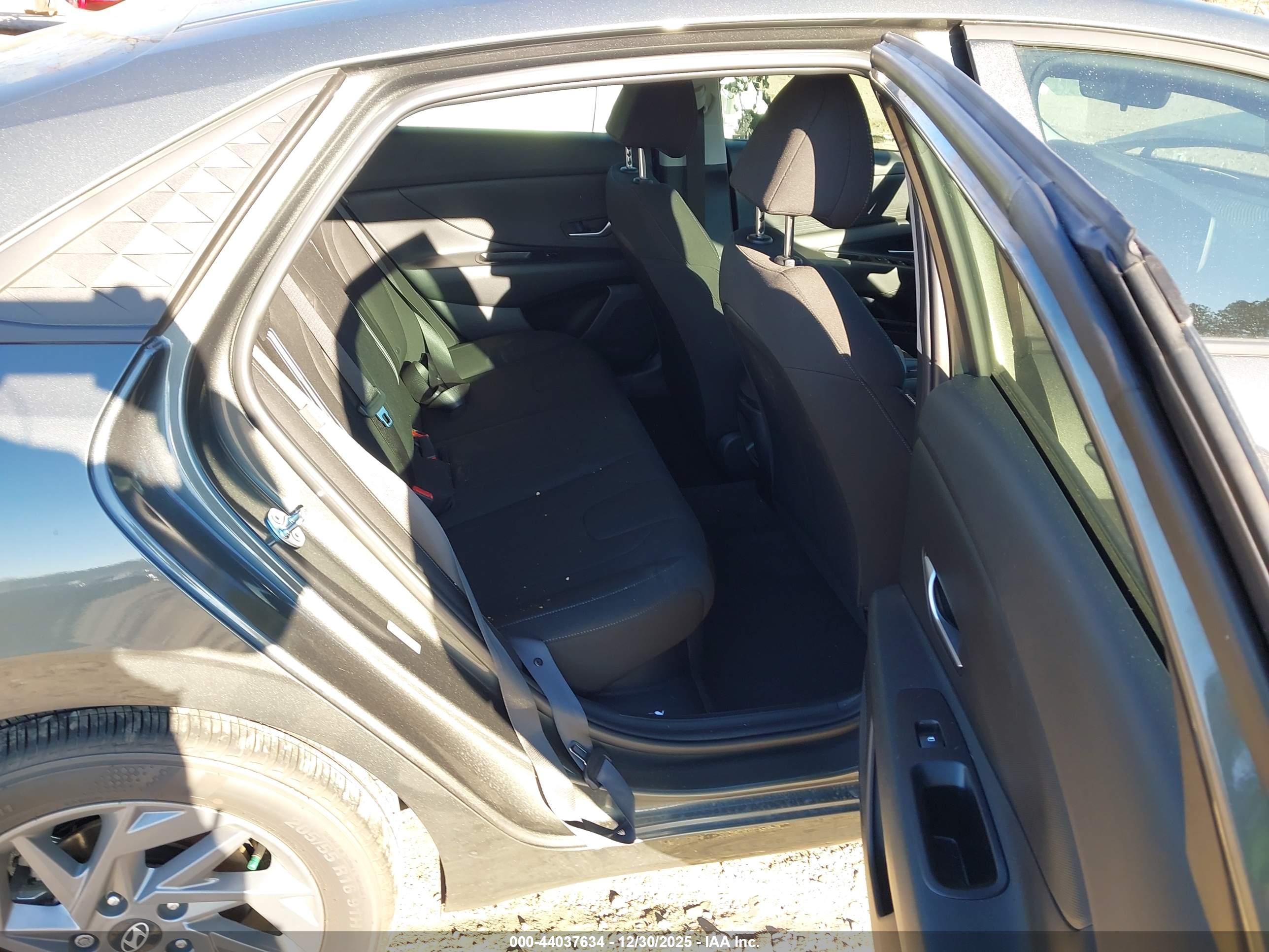 HYUNDAI ELANTRA image 8