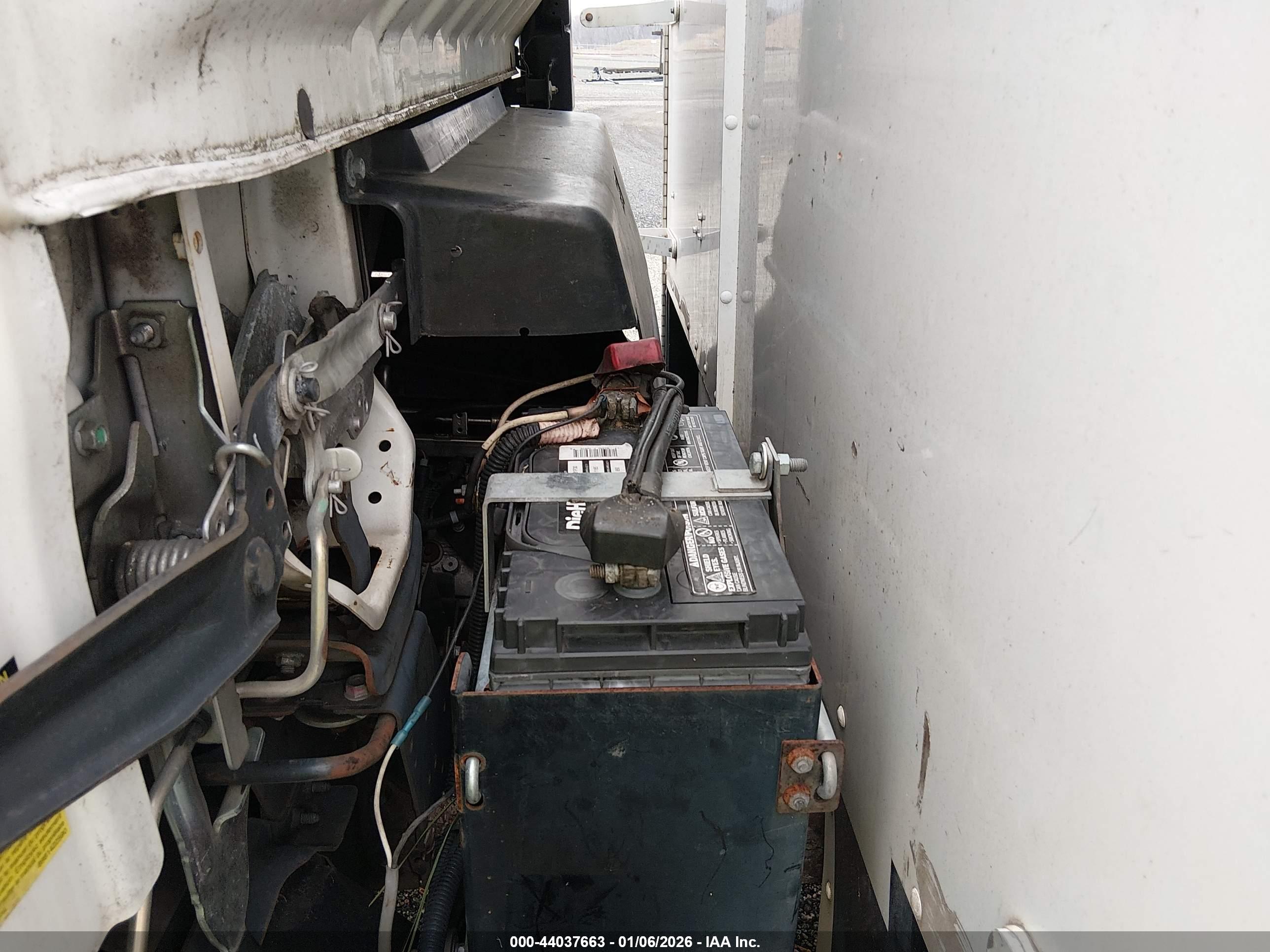 ISUZU NPR image 10