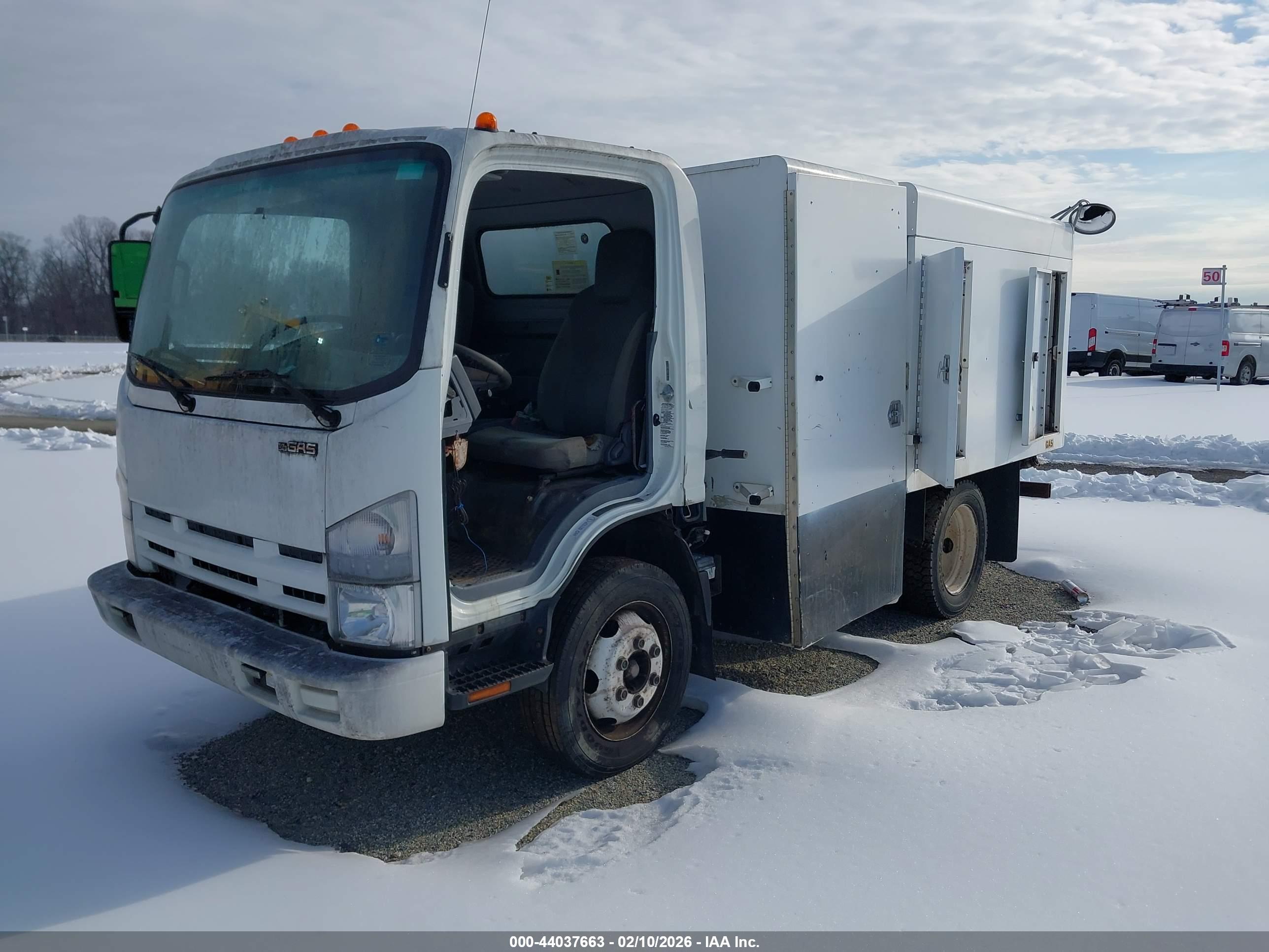 ISUZU NPR image 2