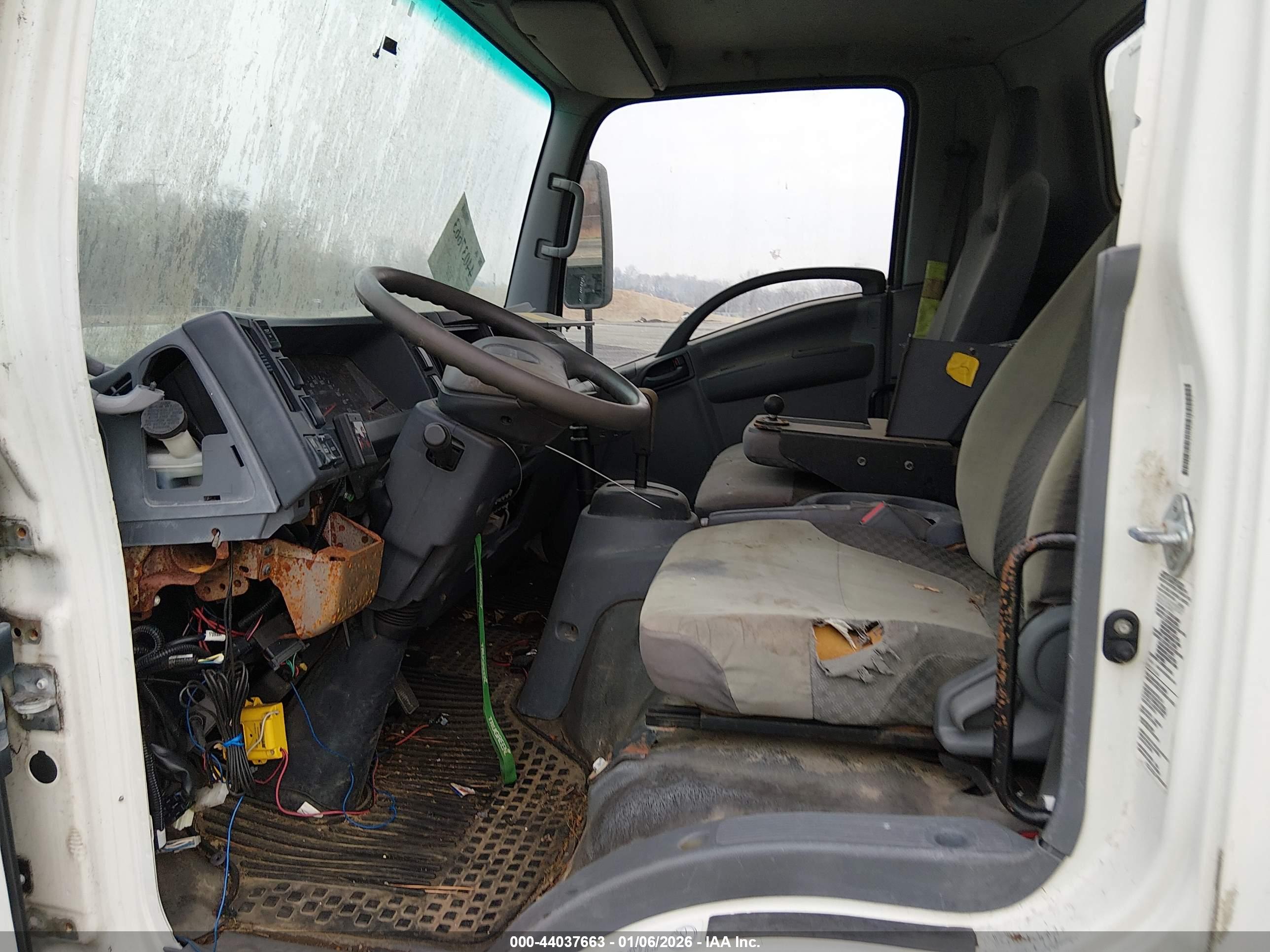 ISUZU NPR image 8