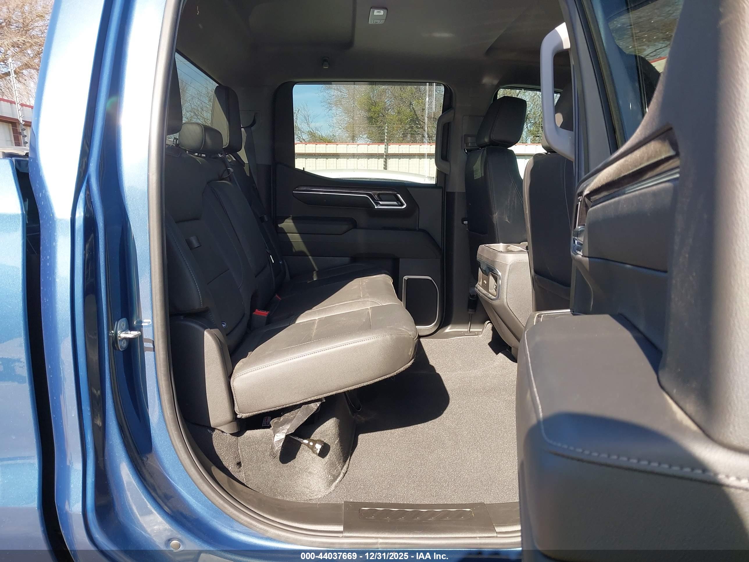 CHEVROLET SILVERADO image 8