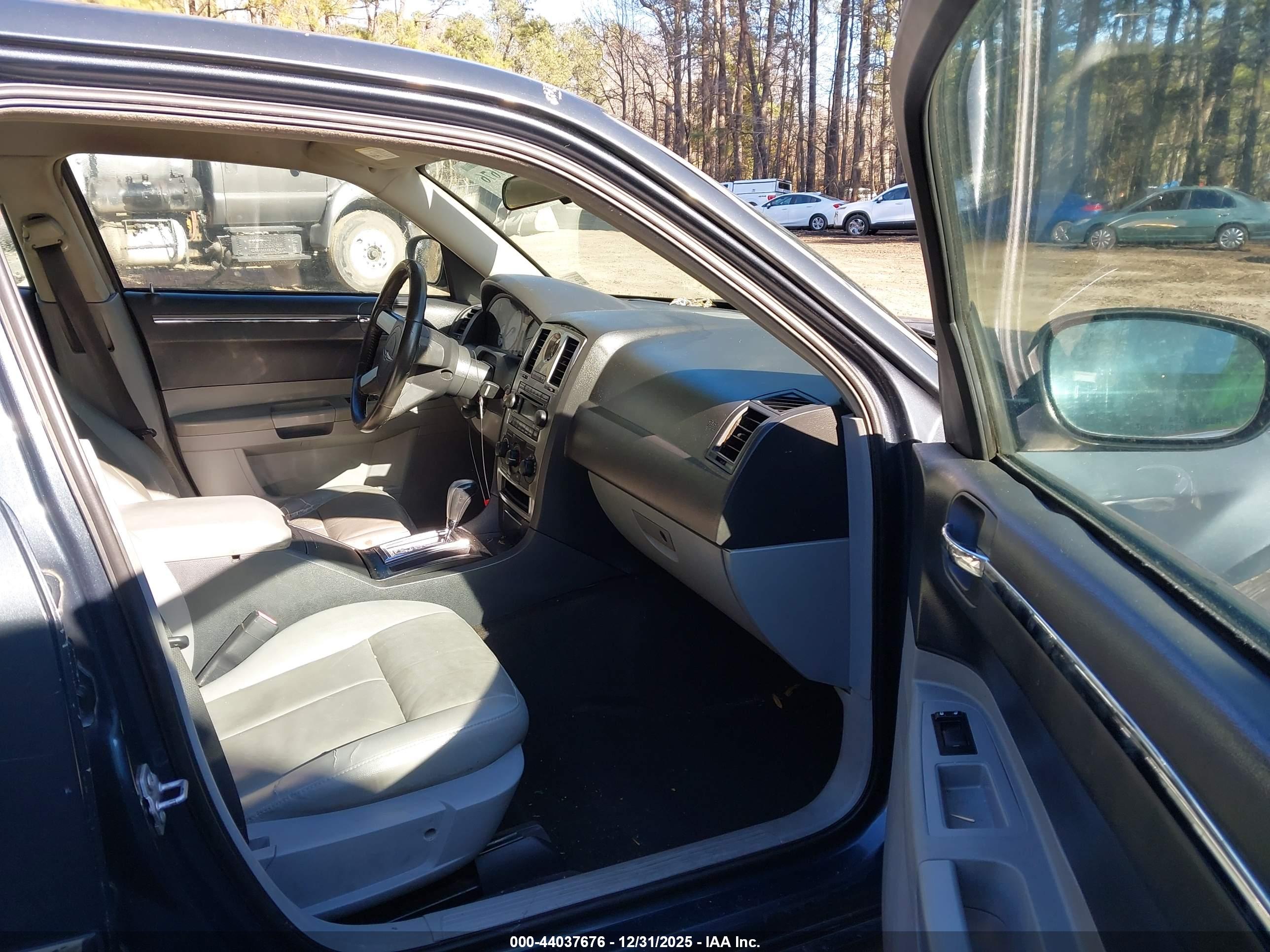 CHRYSLER 300 image 5