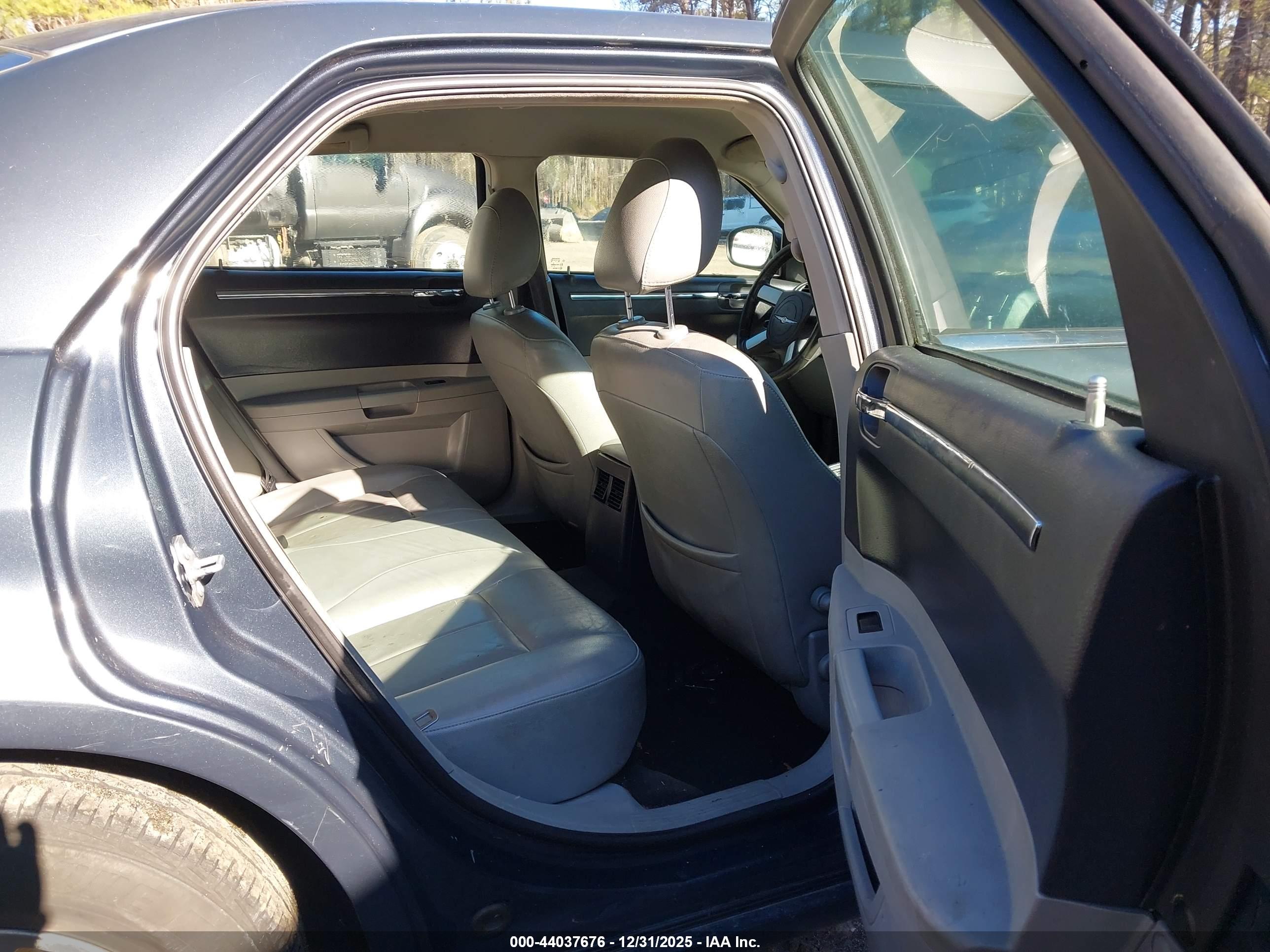 CHRYSLER 300 image 8