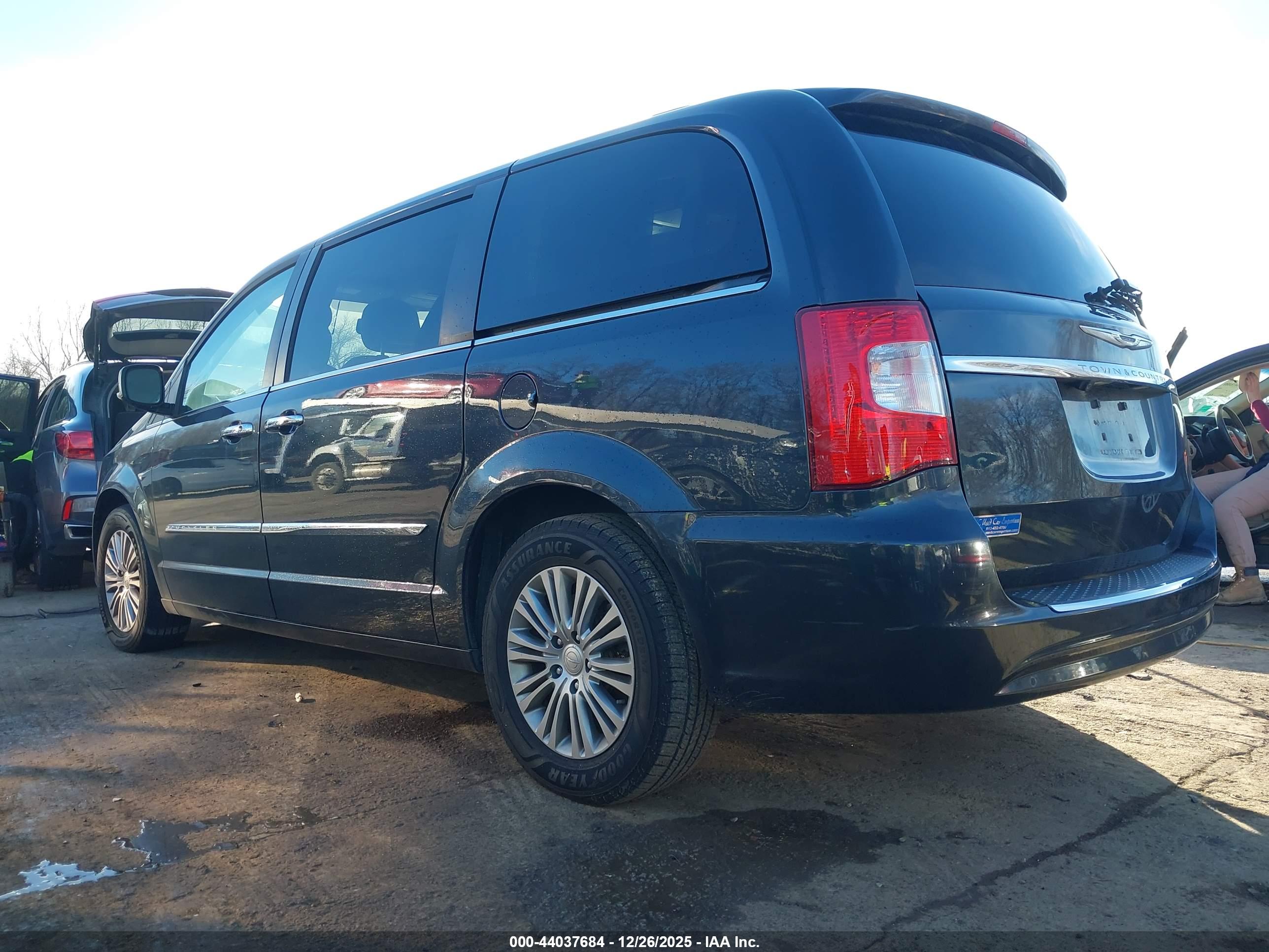 CHRYSLER TOWN image 3