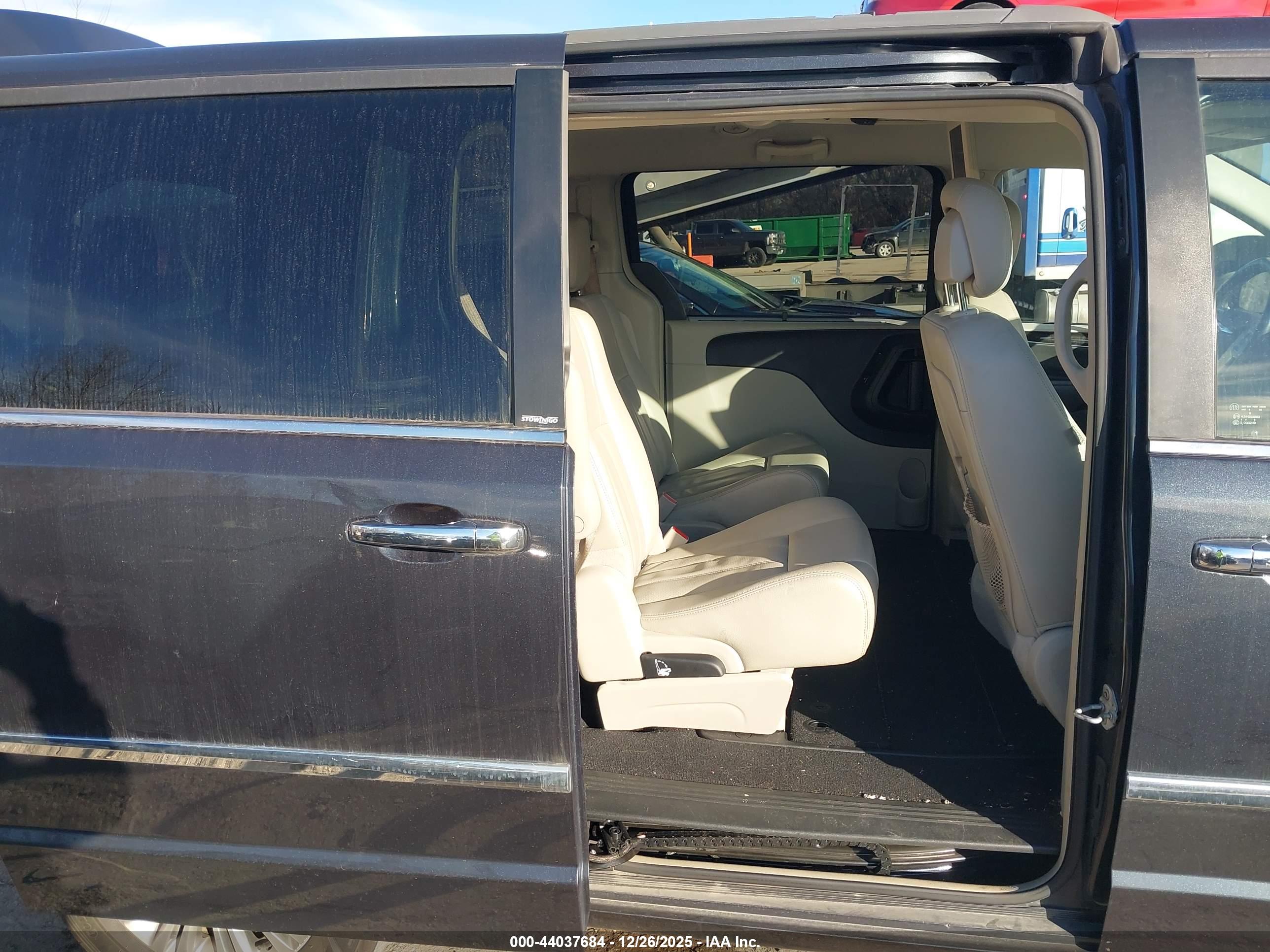 CHRYSLER TOWN image 8