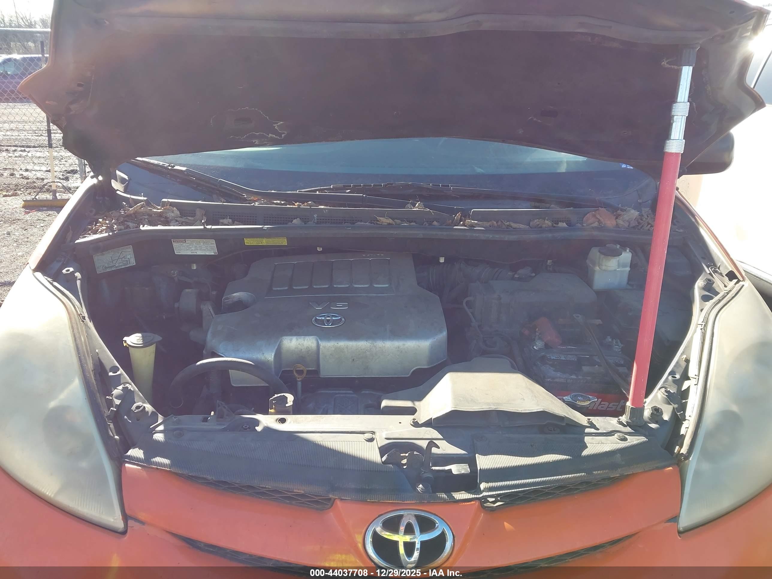 TOYOTA SIENNA image 10