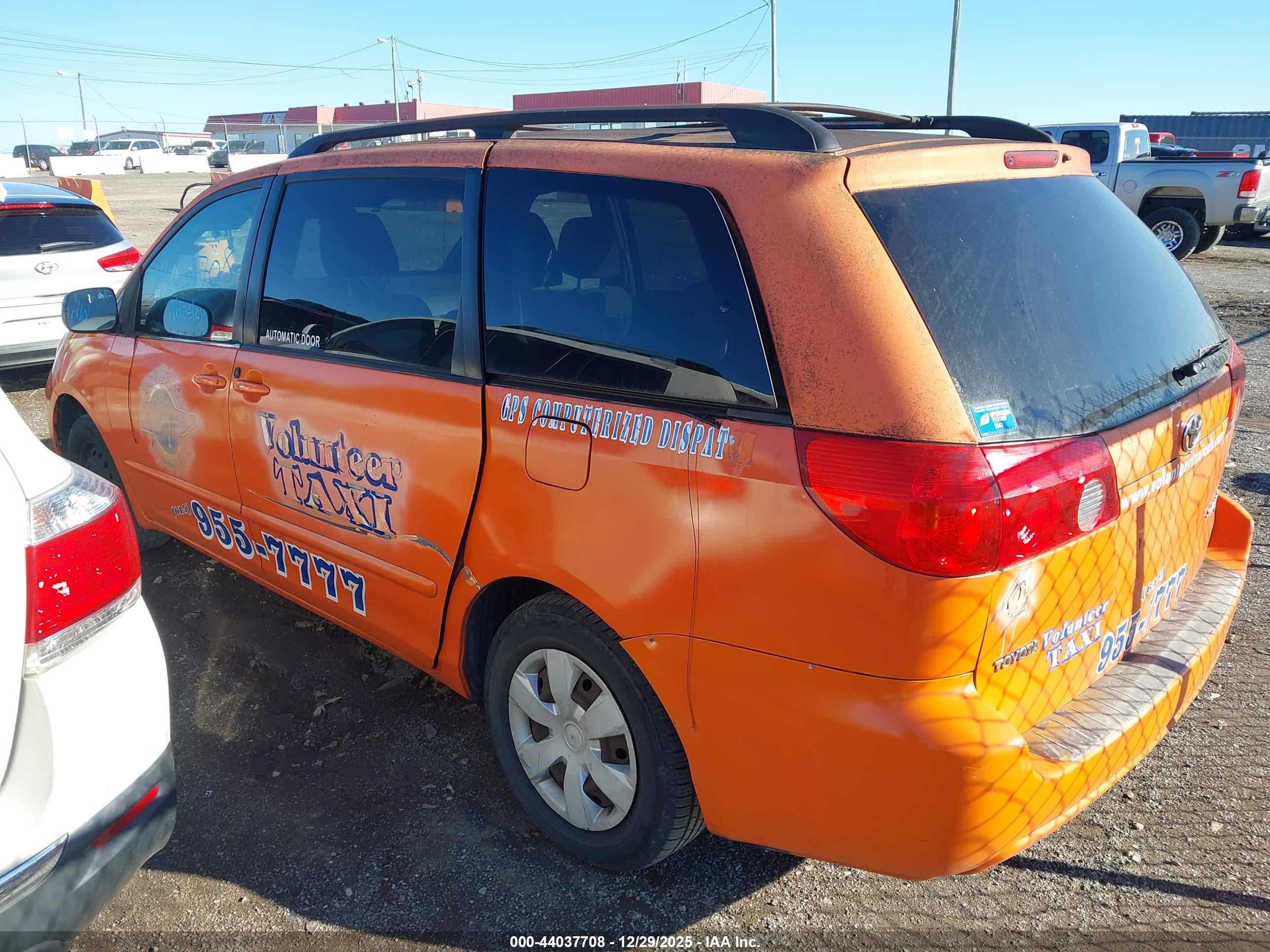 TOYOTA SIENNA image 3