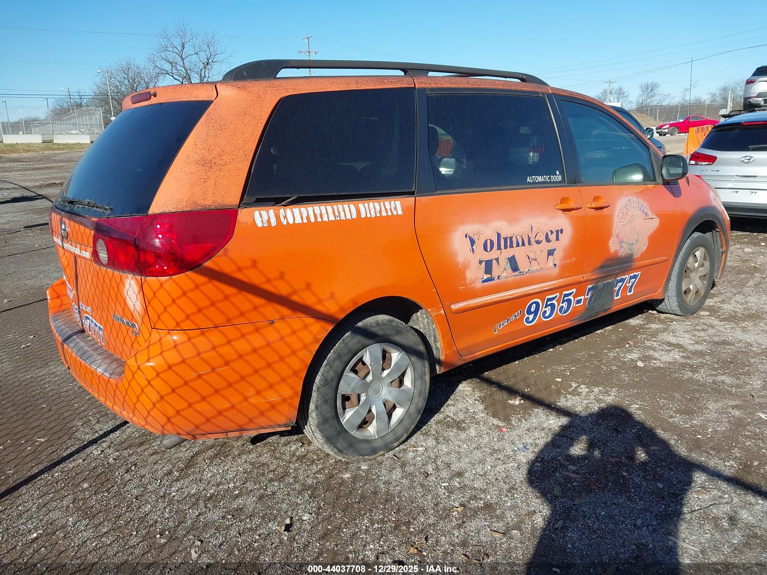 TOYOTA SIENNA image 4
