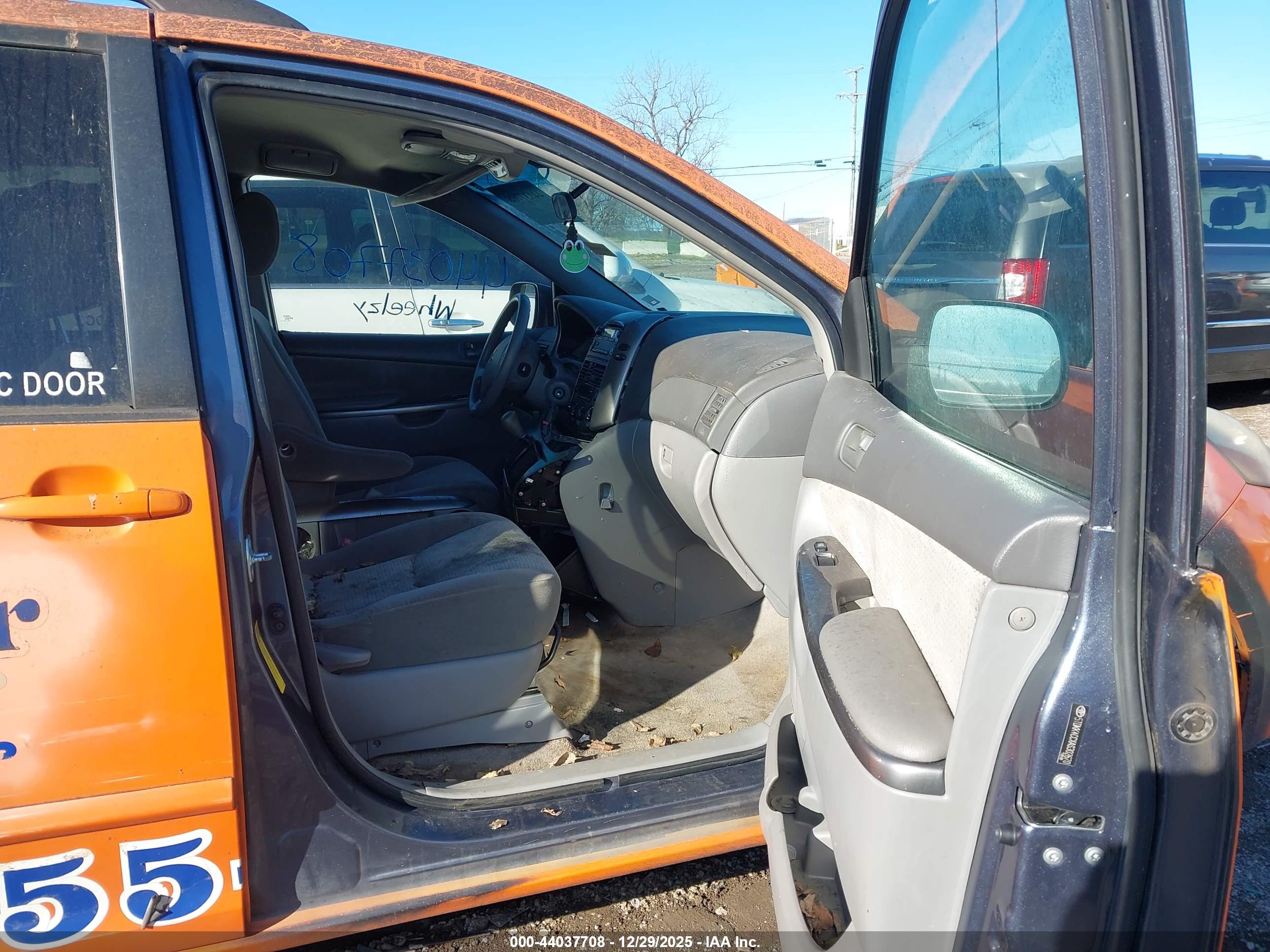 TOYOTA SIENNA image 5