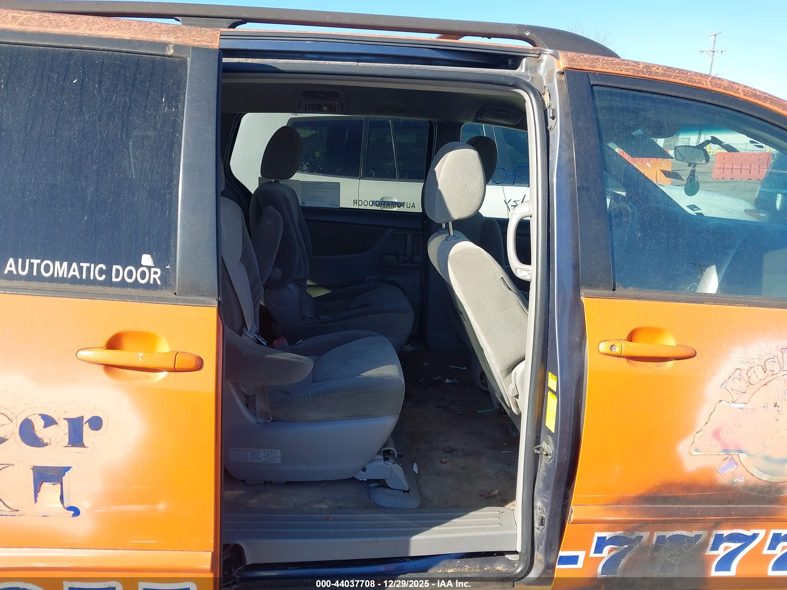 TOYOTA SIENNA image 8
