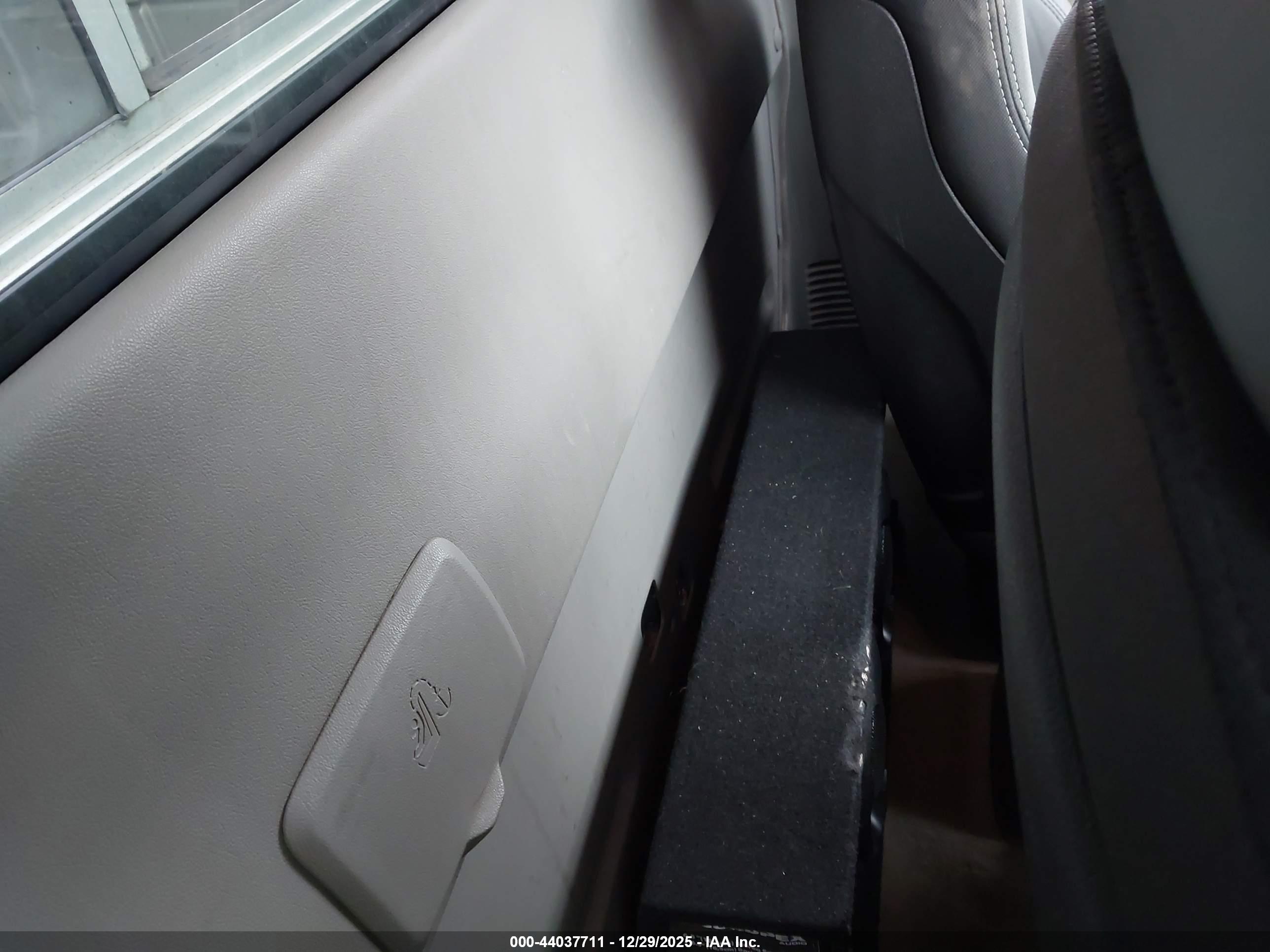 CHEVROLET COLORADO image 8