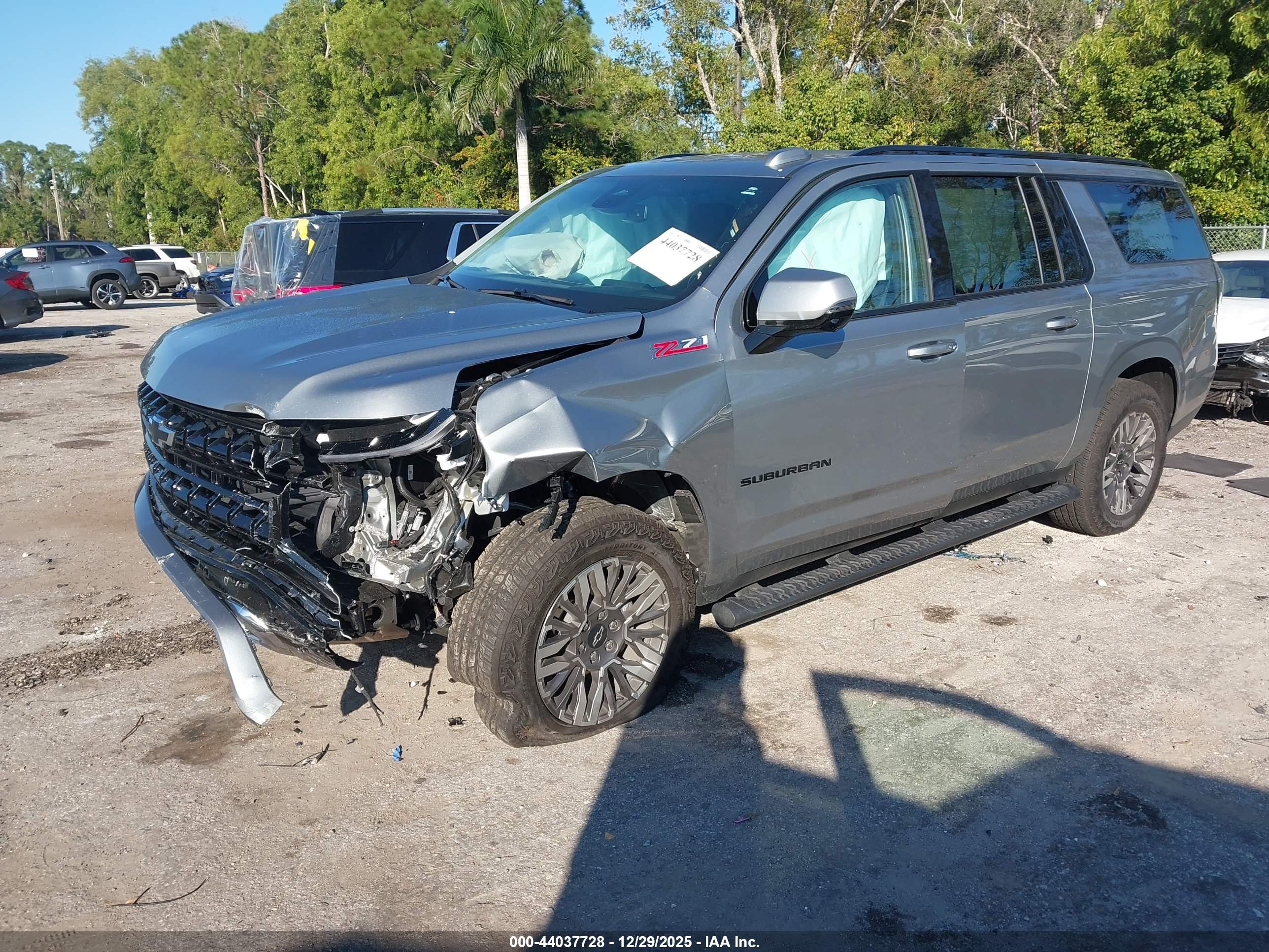 CHEVROLET SUBURBAN image 2