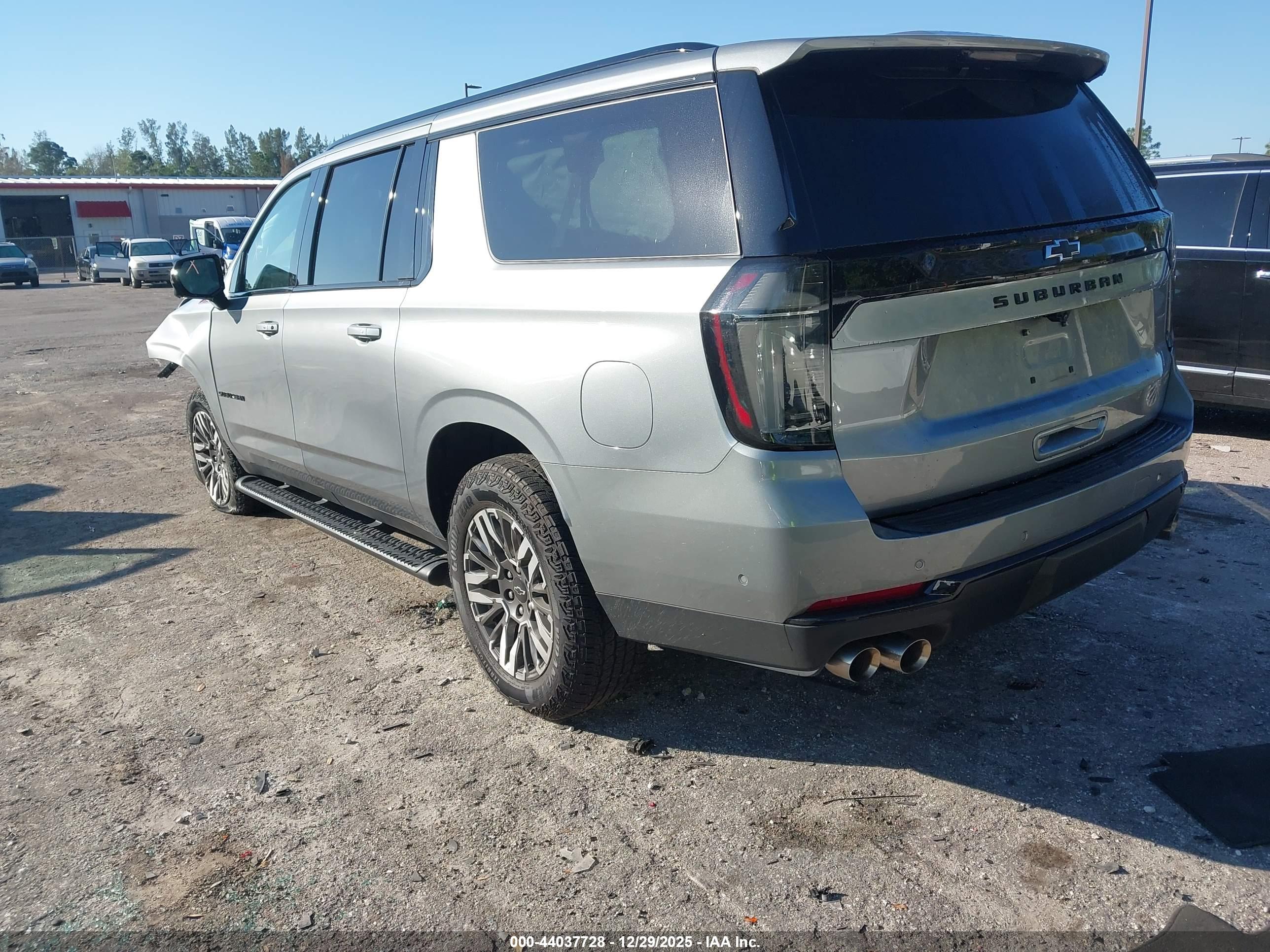 CHEVROLET SUBURBAN image 3