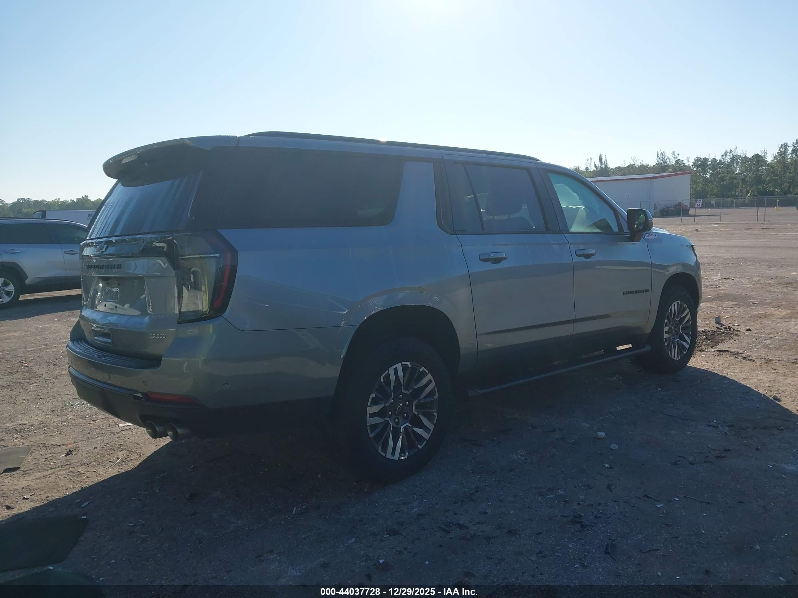CHEVROLET SUBURBAN image 4