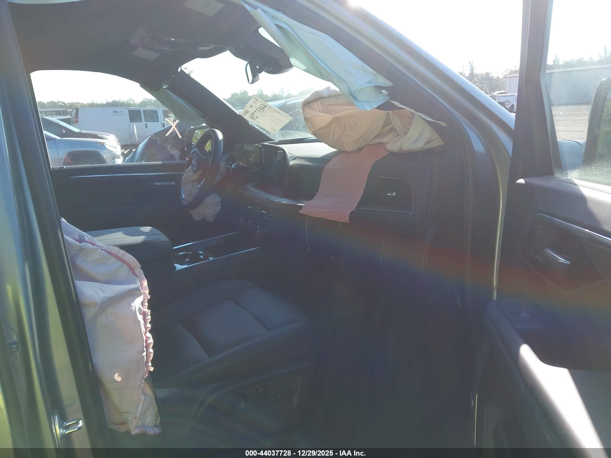 CHEVROLET SUBURBAN image 5