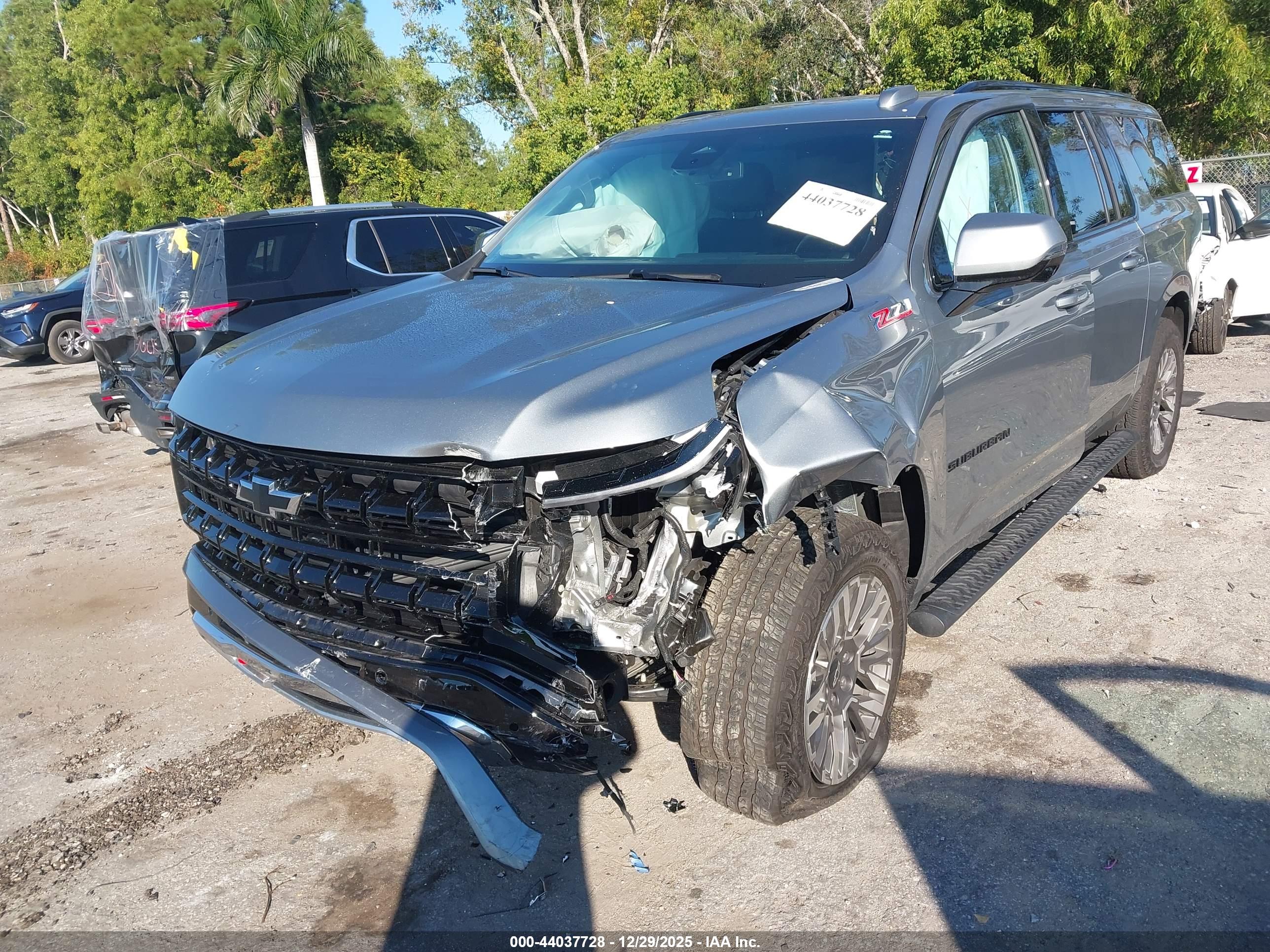 CHEVROLET SUBURBAN image 6