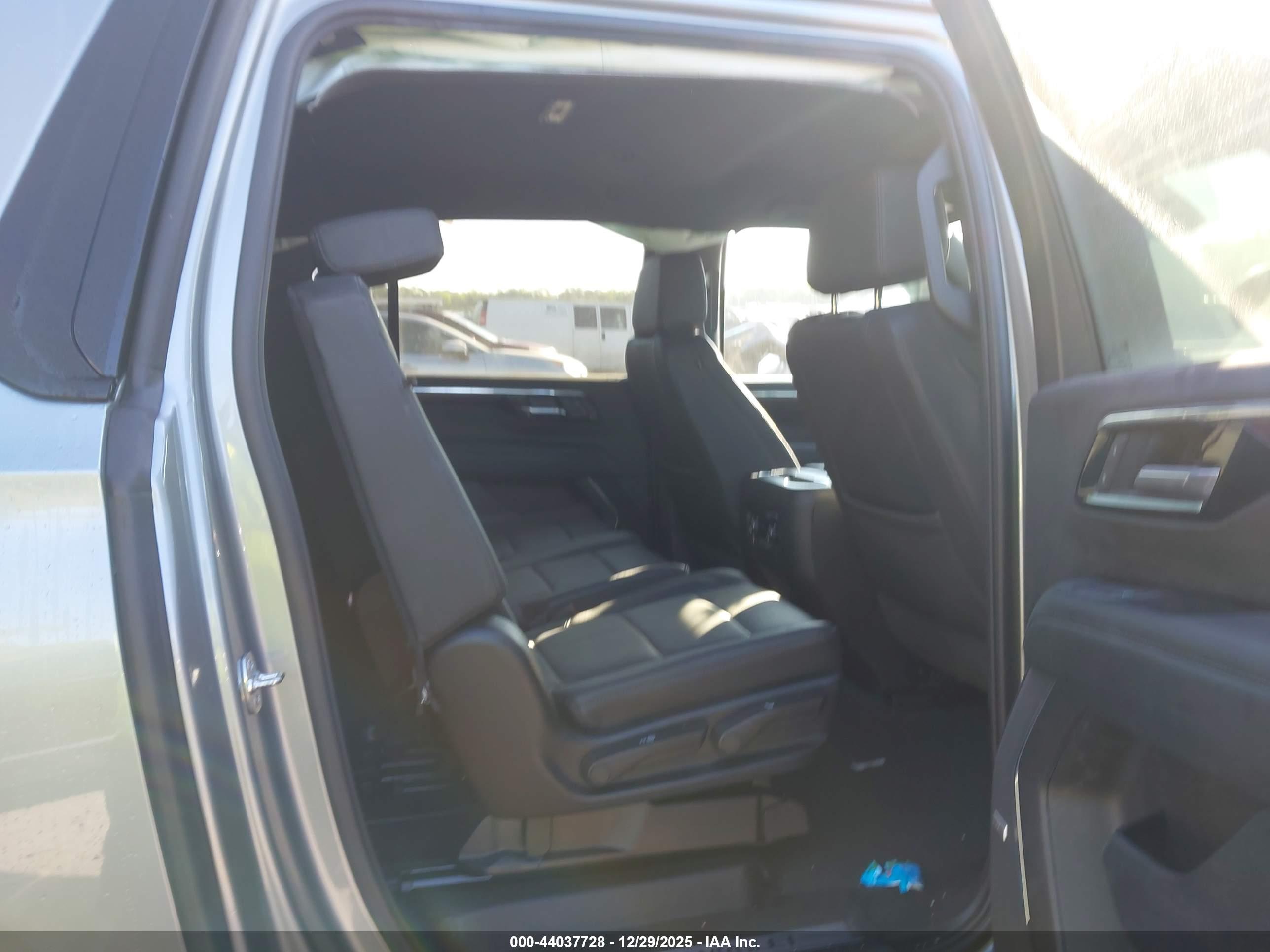 CHEVROLET SUBURBAN image 8