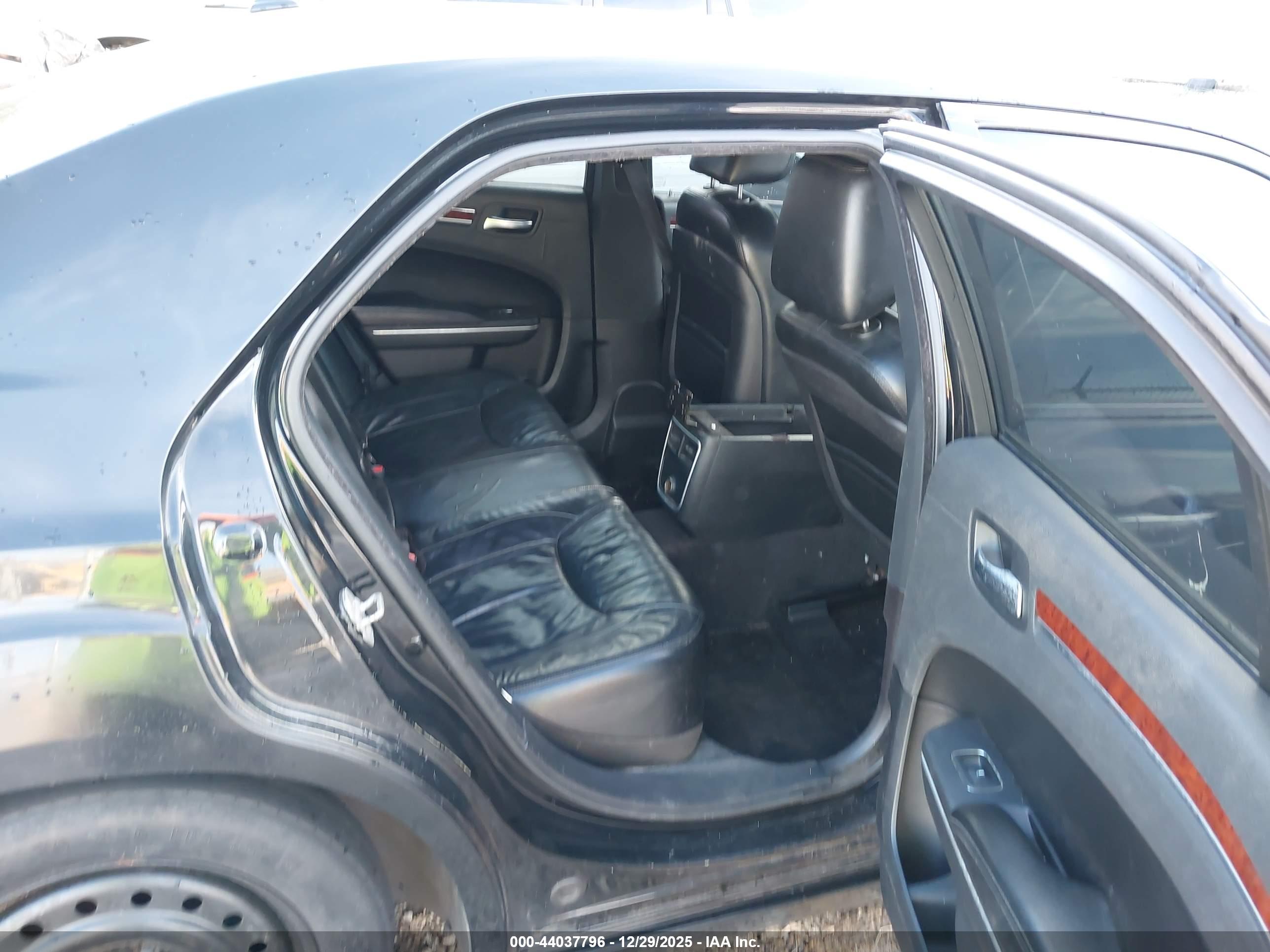 CHRYSLER 300 image 8