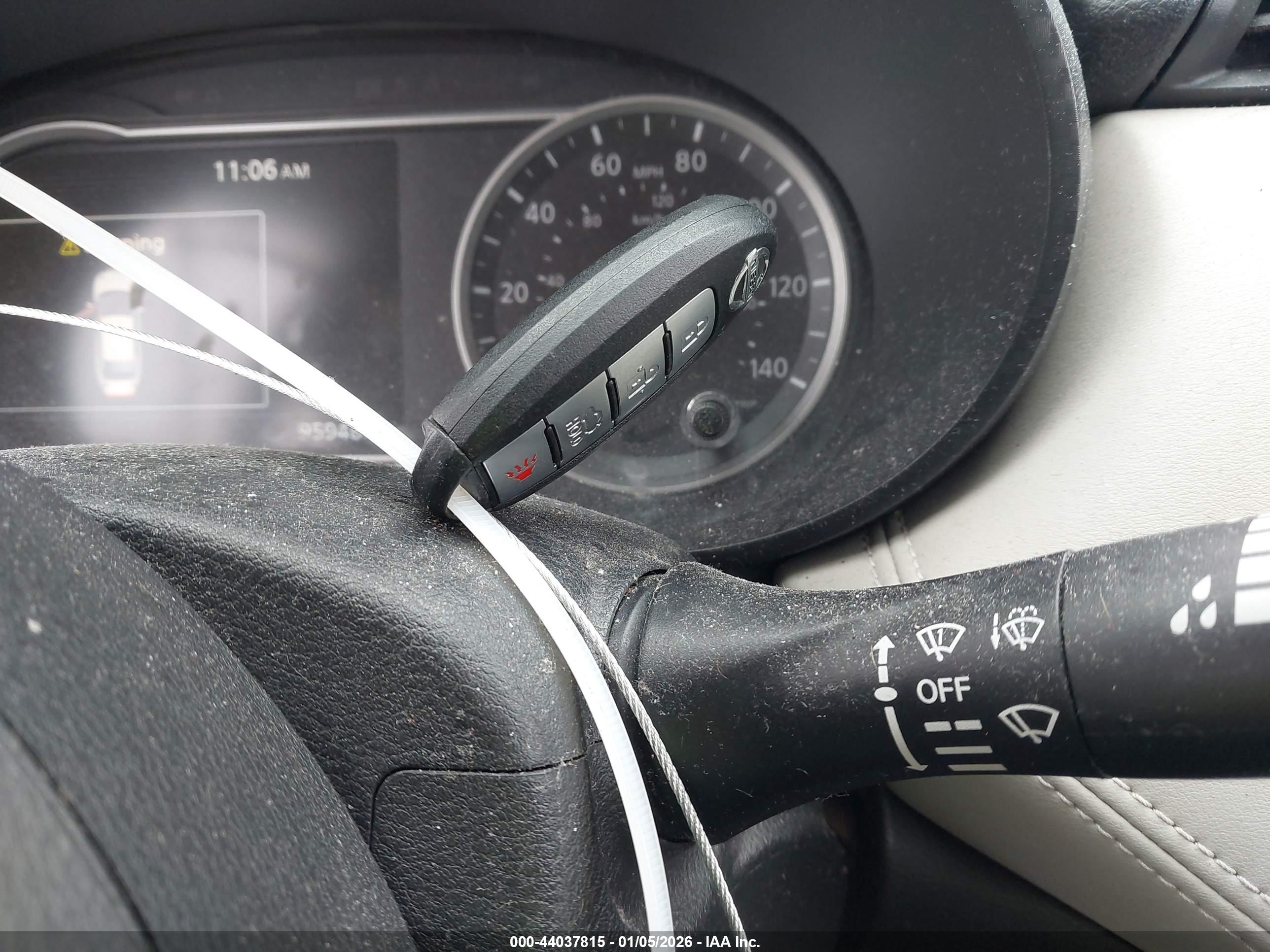 NISSAN VERSA image 11