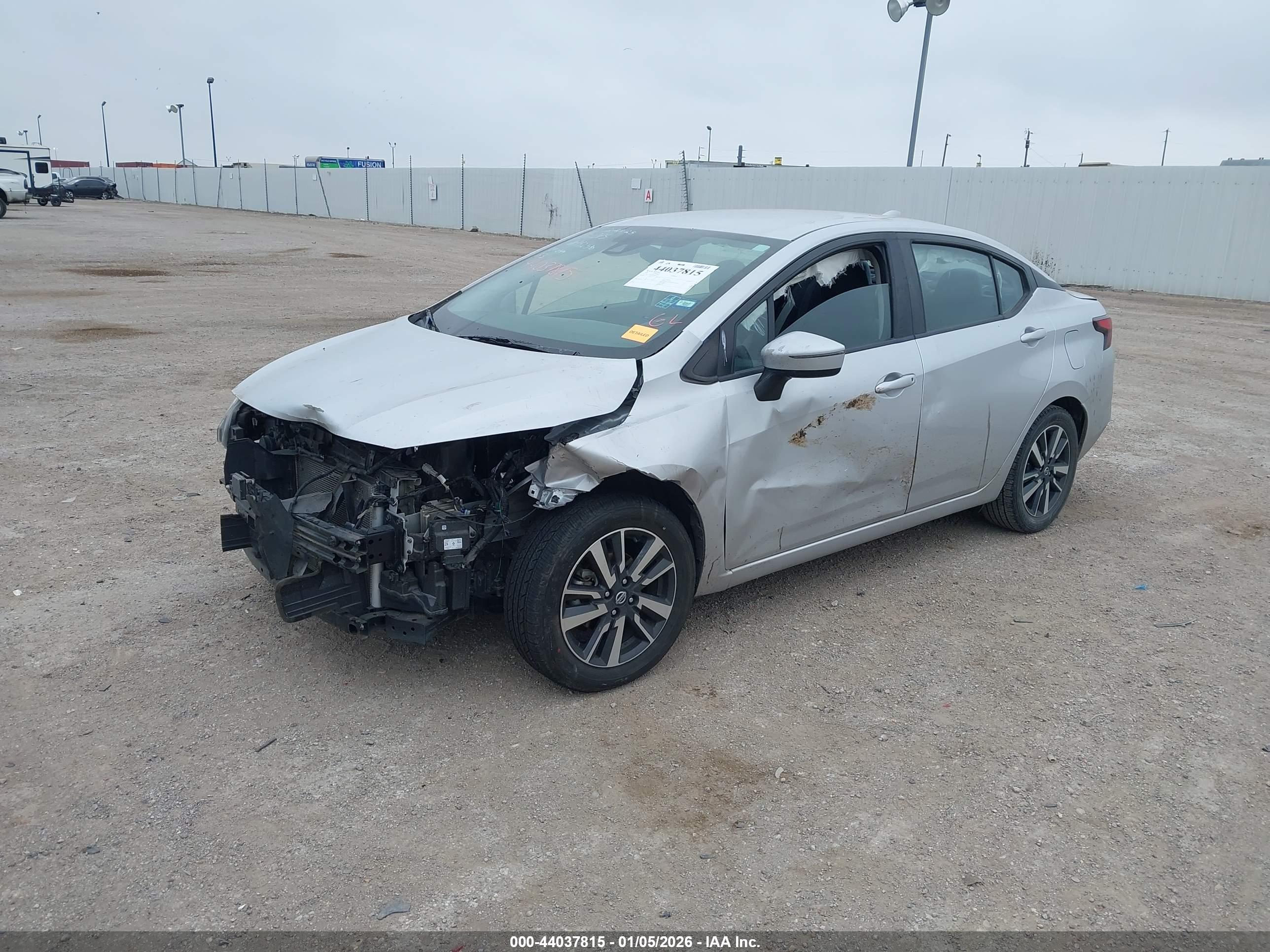 NISSAN VERSA image 2