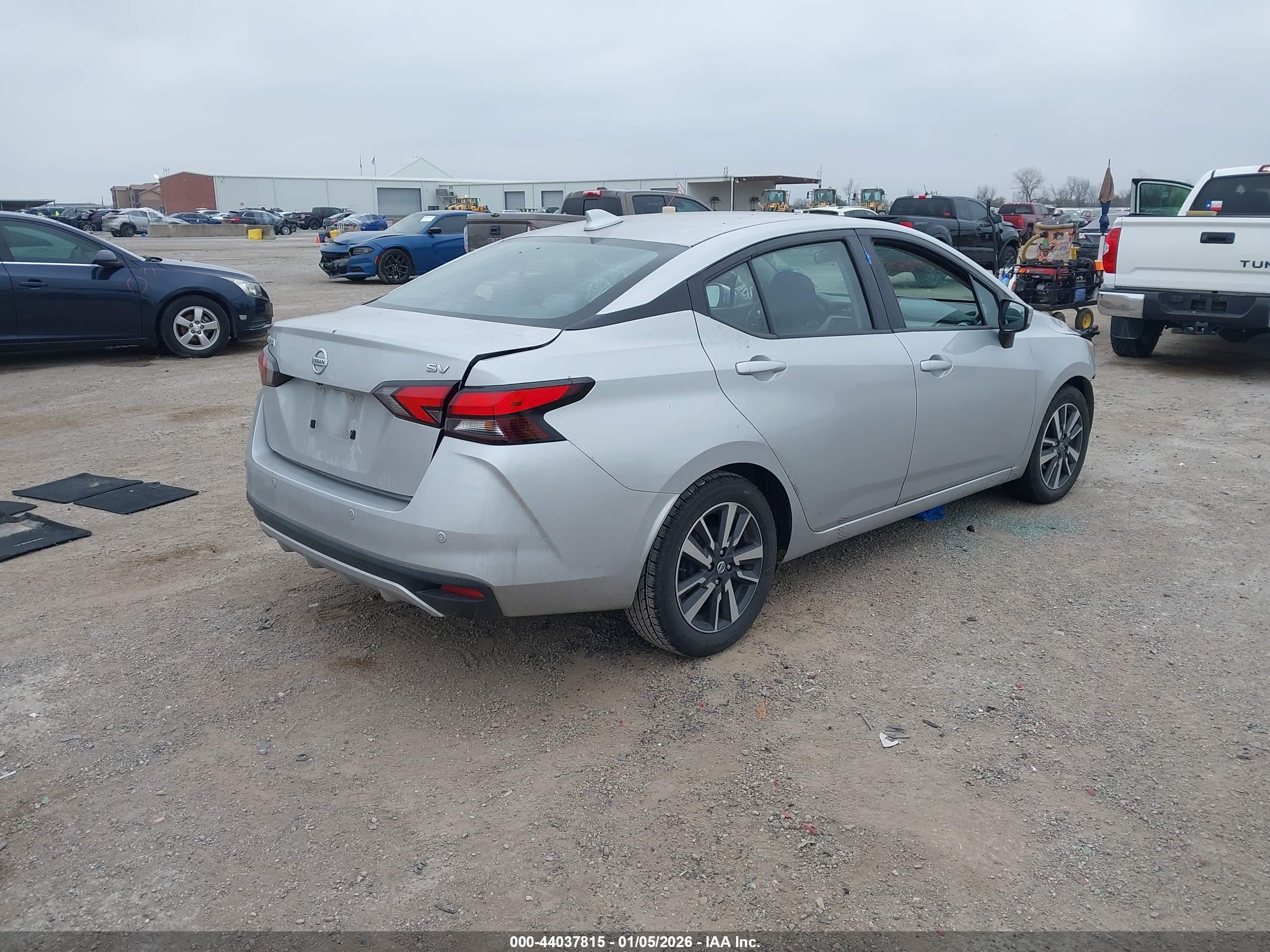 NISSAN VERSA image 4